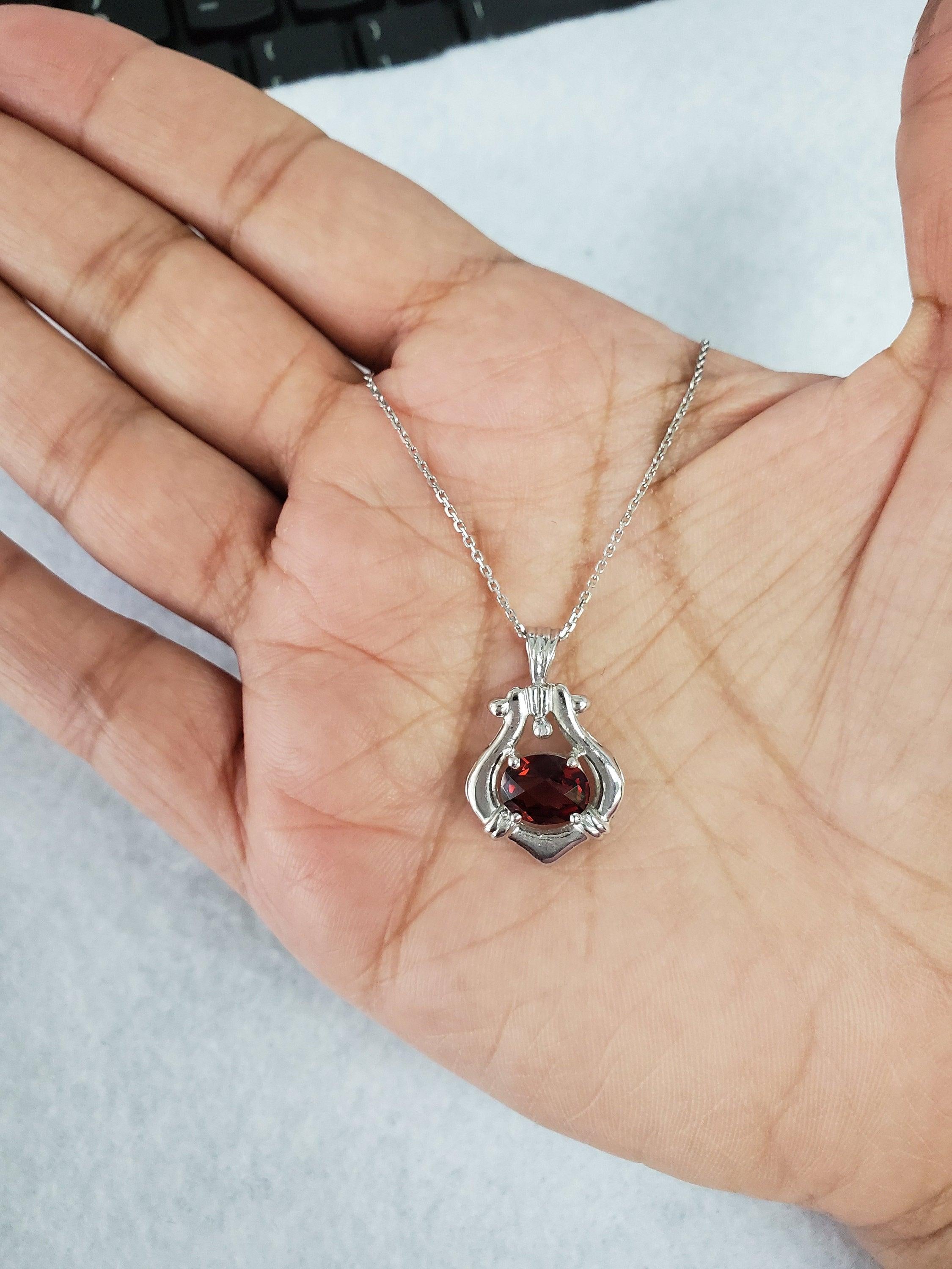 Taglio ovale Vintage Style Oval Garnet Pendant 14k White Gold in vendita