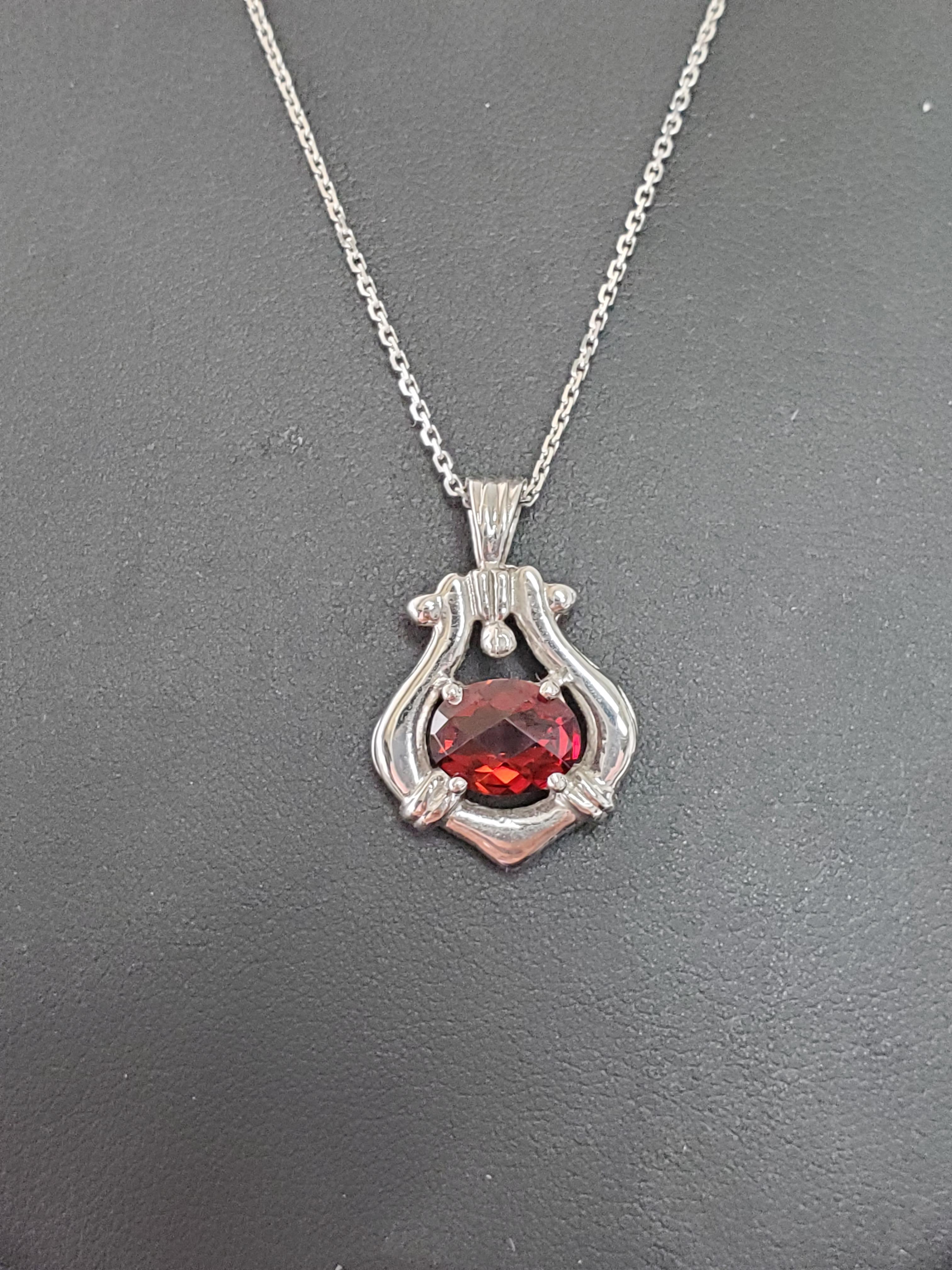 Vintage Style Oval Garnet Pendant 14k White Gold In condizioni Nuovo in vendita a Sugar Land, TX