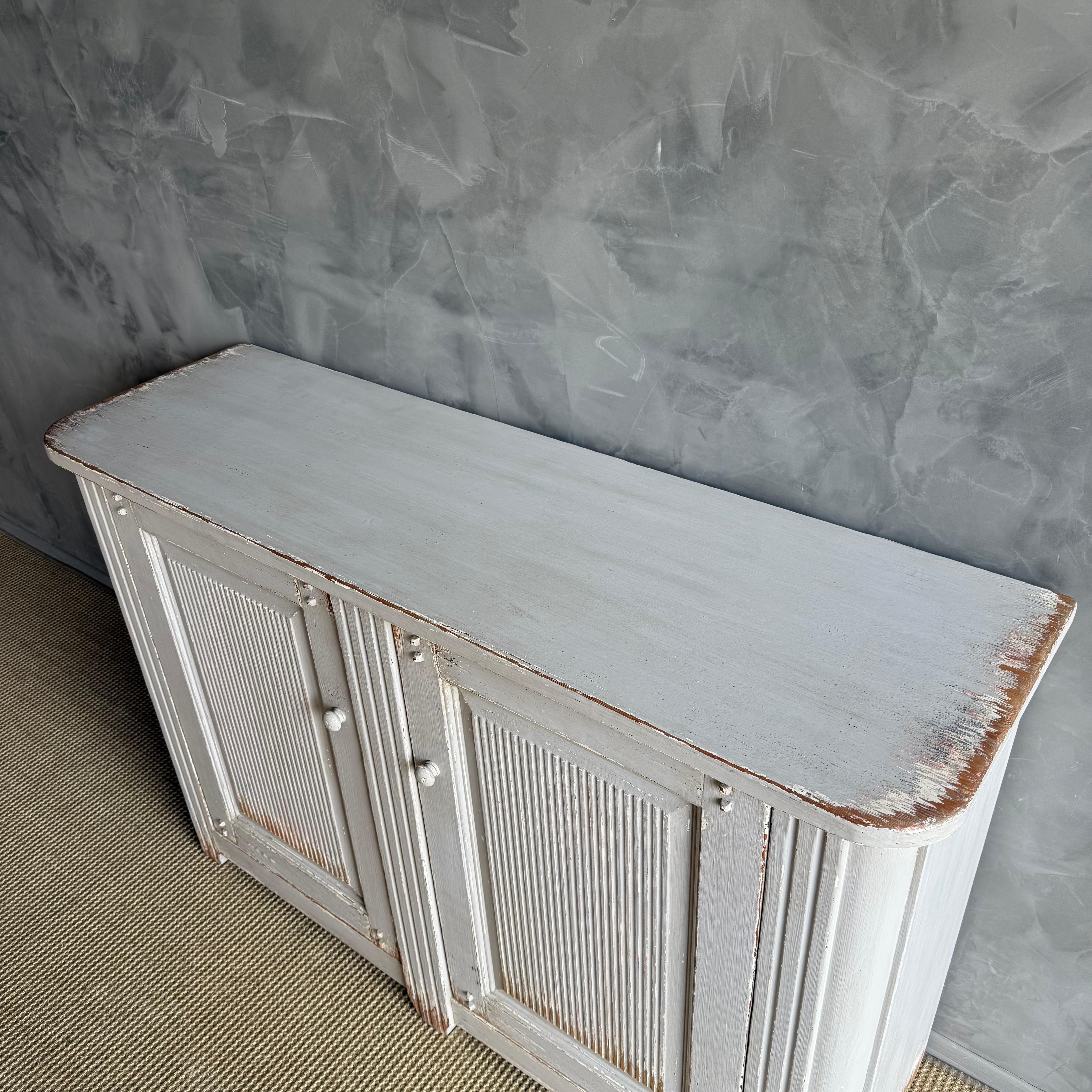 Gemalter 2-türiger Schrank im Vintage-Stil im Angebot 5