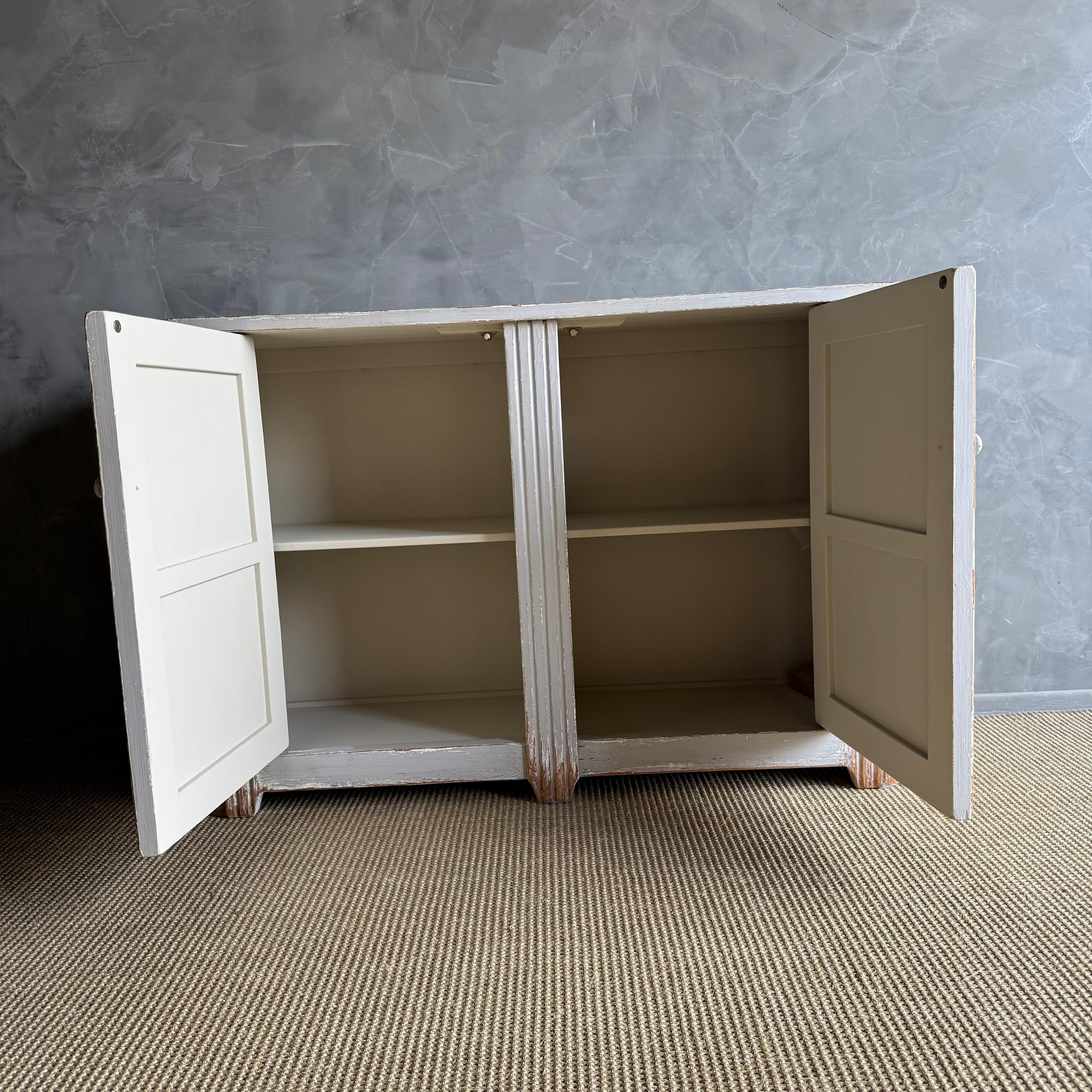 Gemalter 2-türiger Schrank im Vintage-Stil im Angebot 6