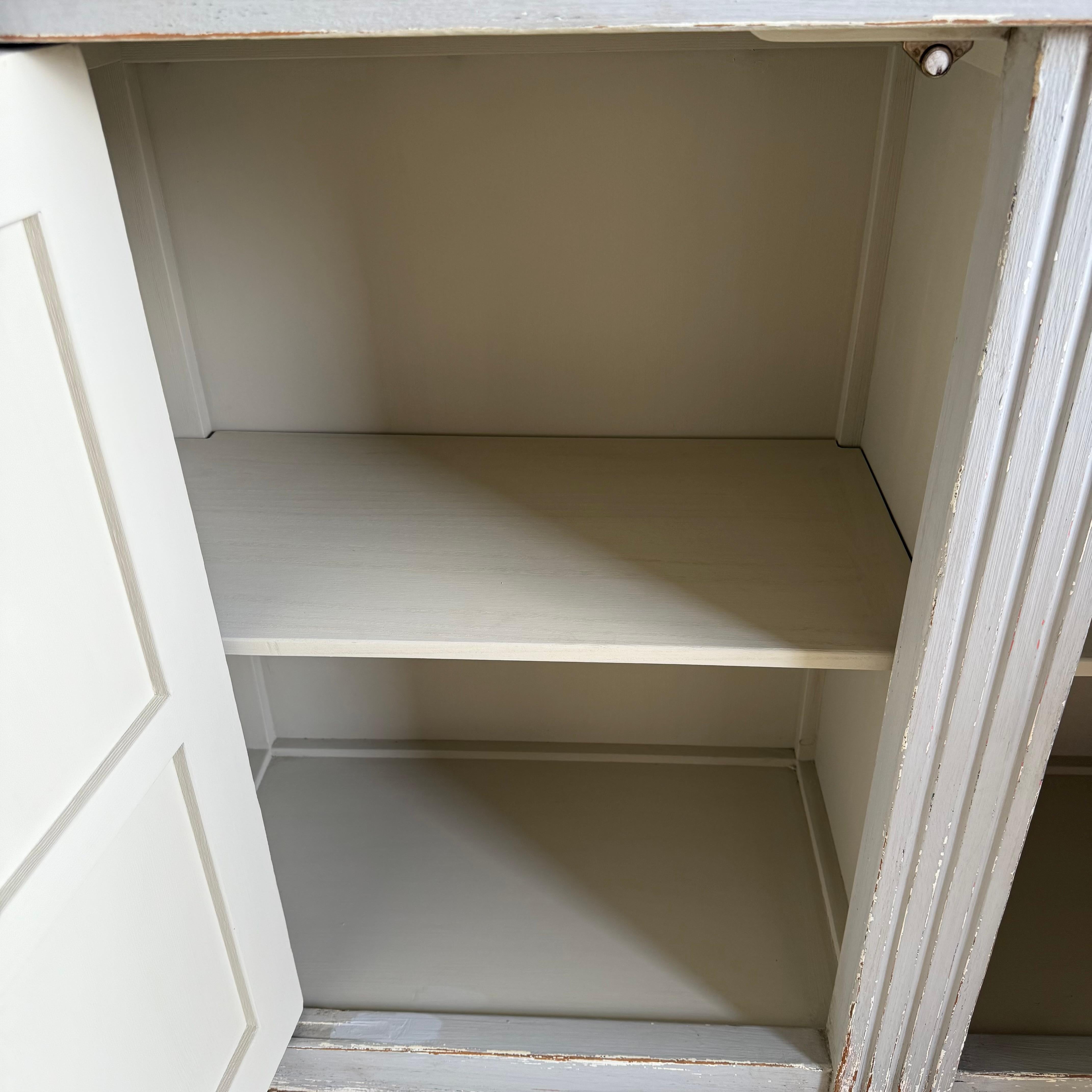 Gemalter 2-türiger Schrank im Vintage-Stil im Angebot 7