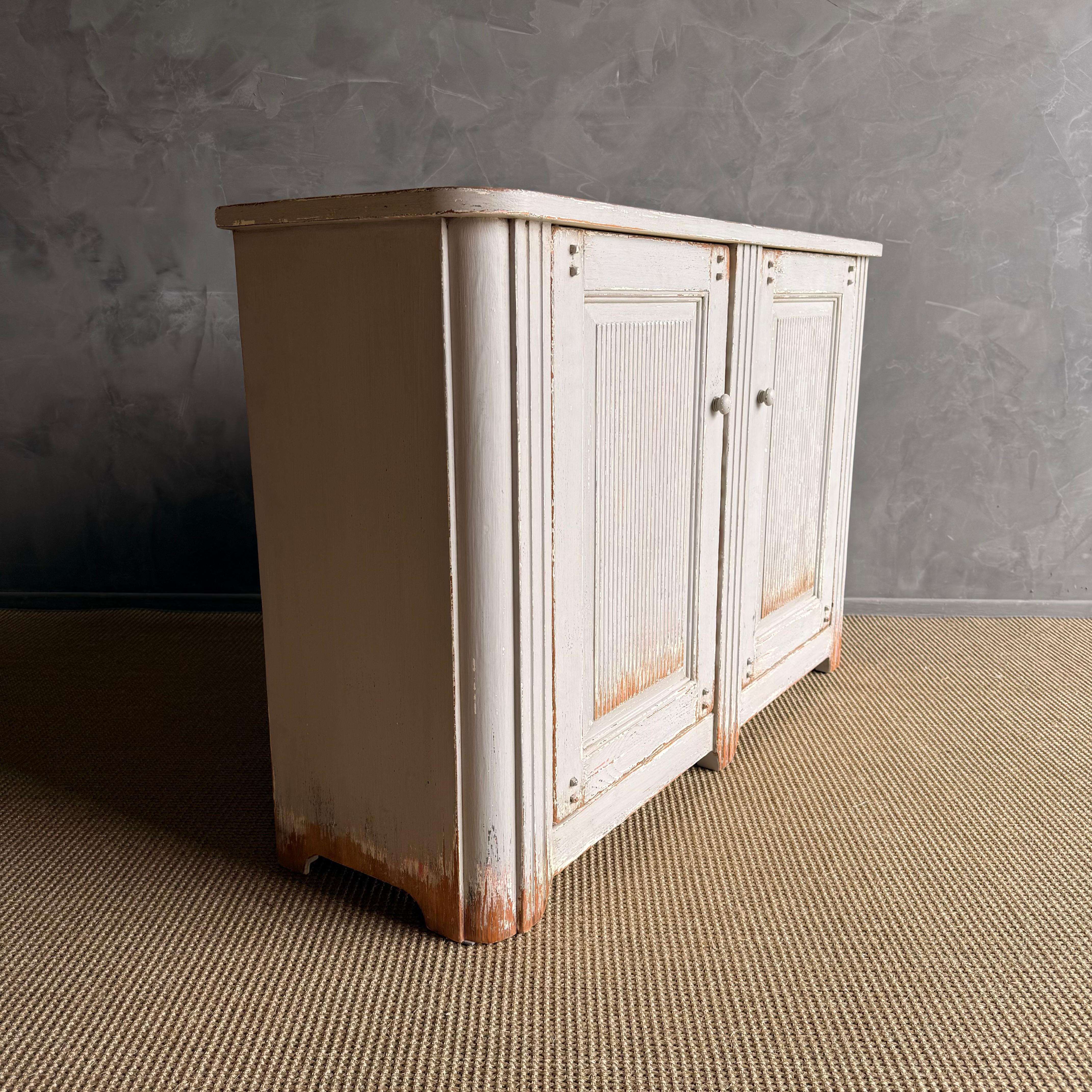 Gemalter 2-türiger Schrank im Vintage-Stil im Angebot 8