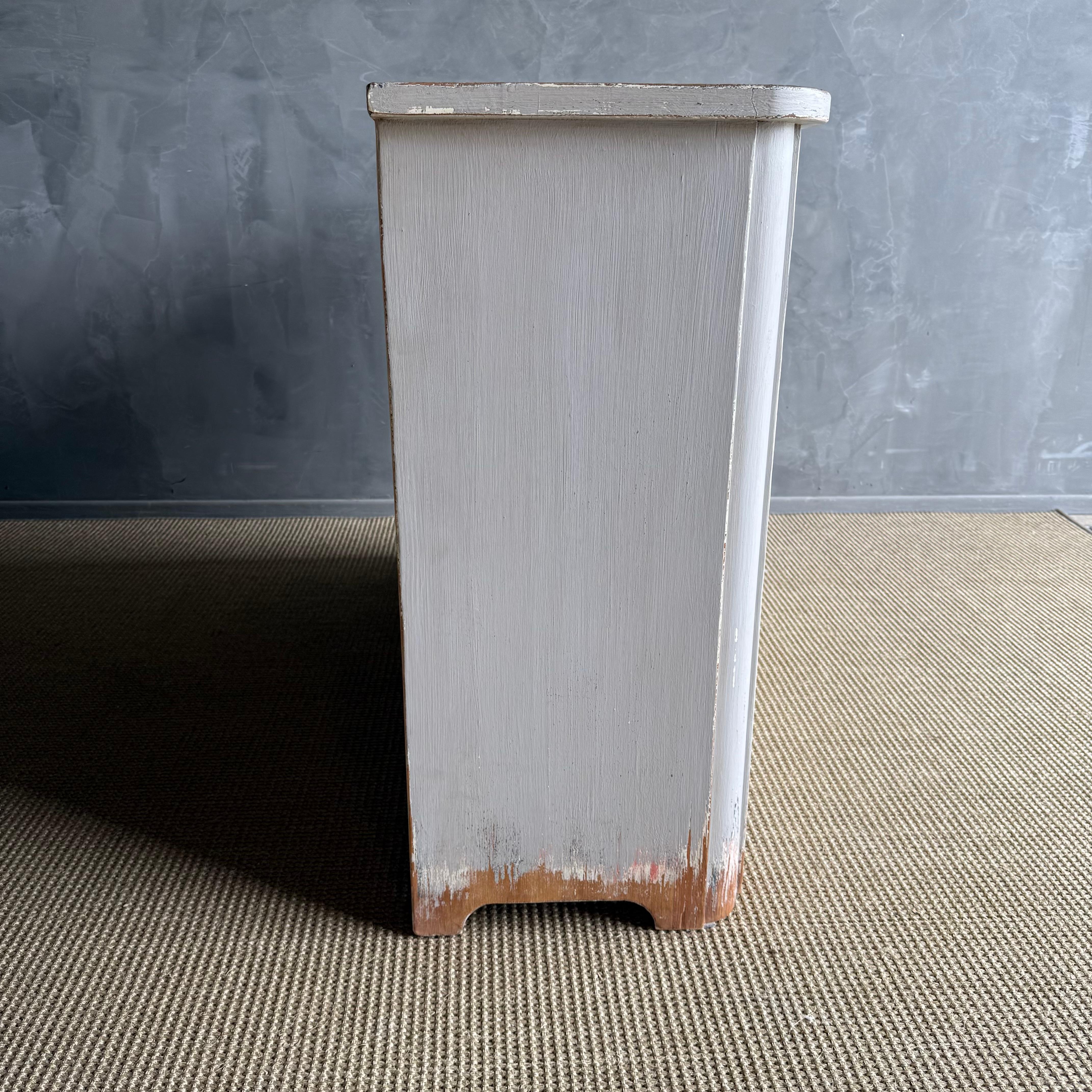 Gemalter 2-türiger Schrank im Vintage-Stil im Angebot 11