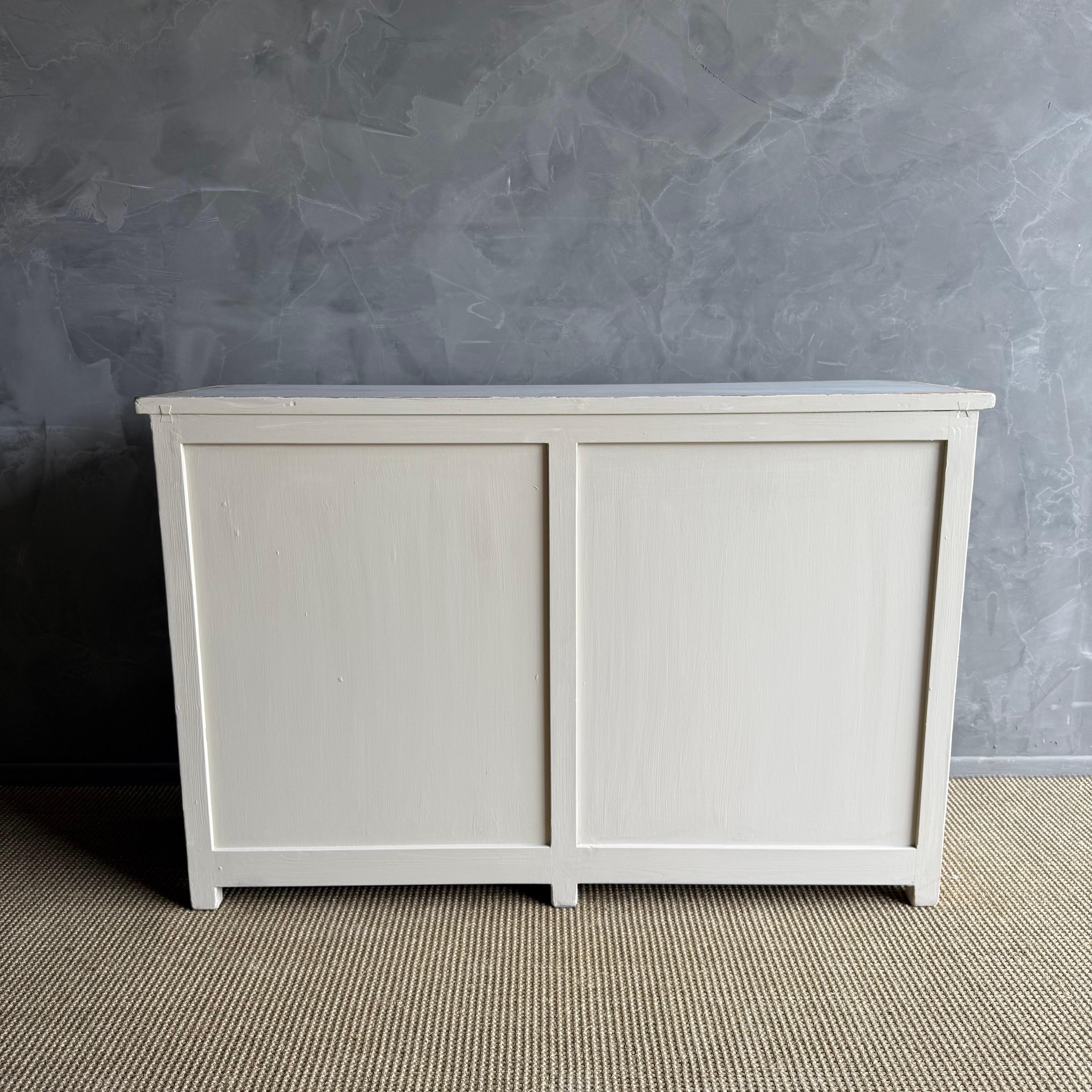 Gemalter 2-türiger Schrank im Vintage-Stil im Angebot 12