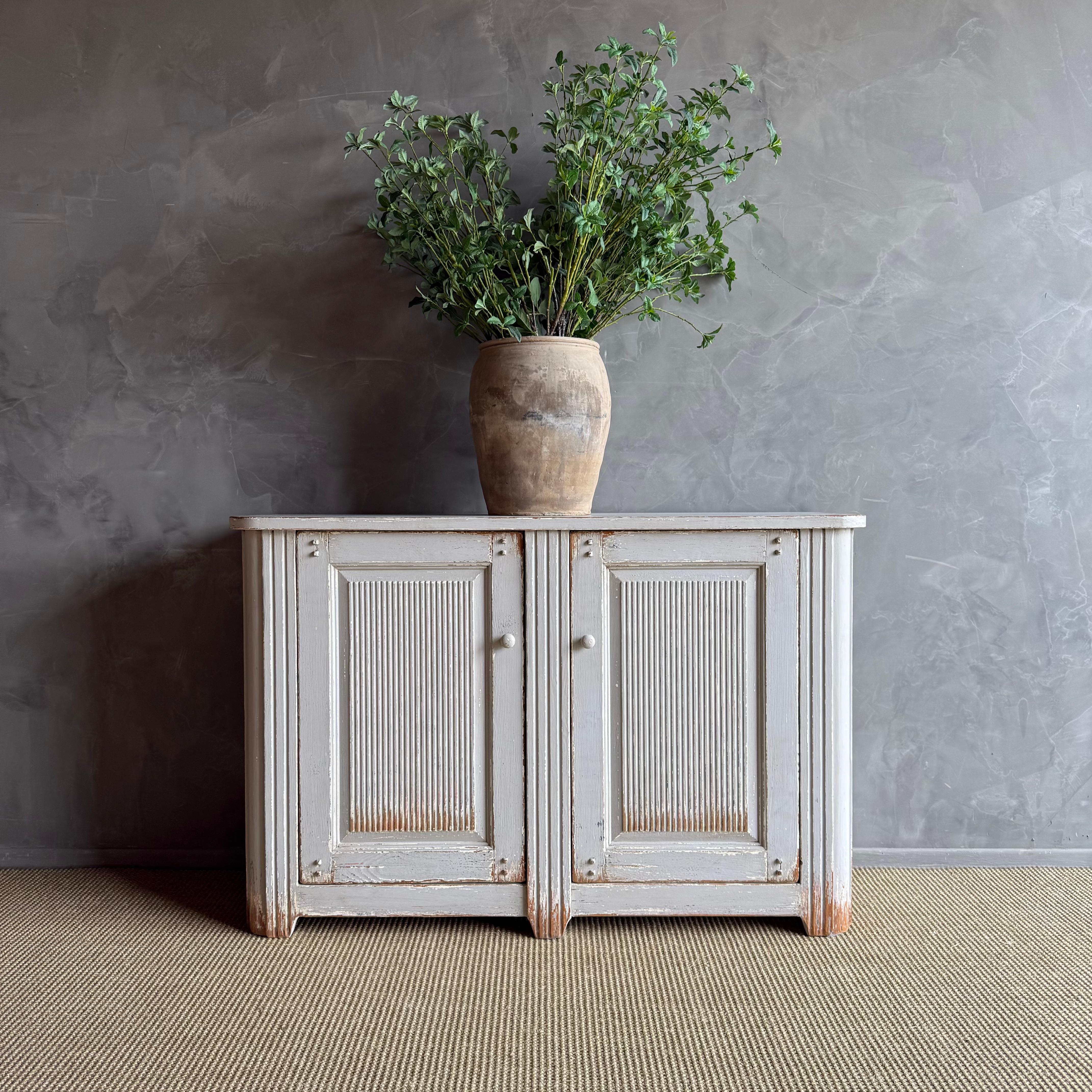 Dieser charmante Vintage-Holzschrank ist ein Einzelstück mit schönem Alter und Patina, das jedem Raum Charakter verleiht. Die patinierte Holzoberfläche bringt die natürliche Schönheit des Holzes zur Geltung, während die ursprüngliche Maserung des