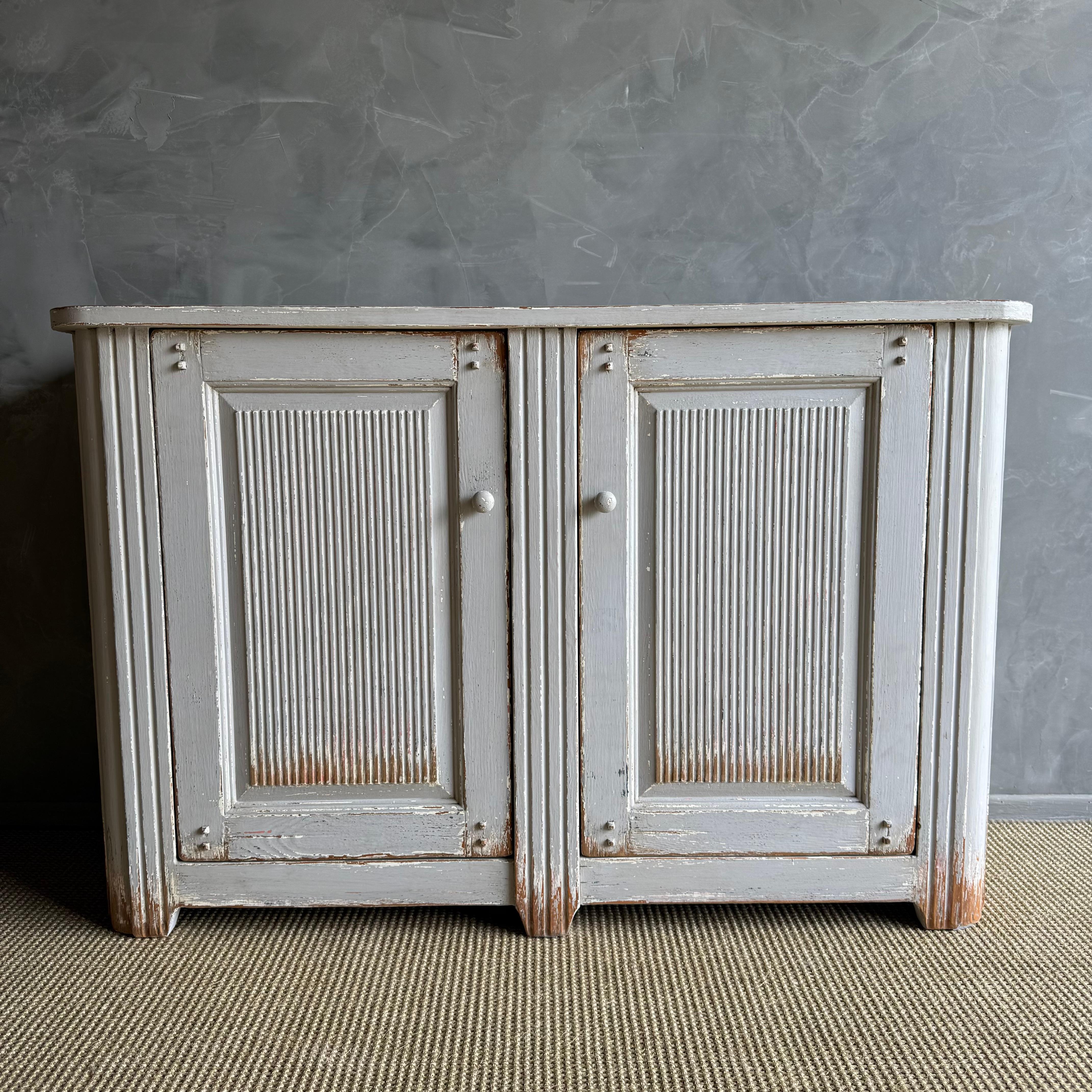 Gemalter 2-türiger Schrank im Vintage-Stil im Zustand „Neu“ im Angebot in Old Town Orange, CA