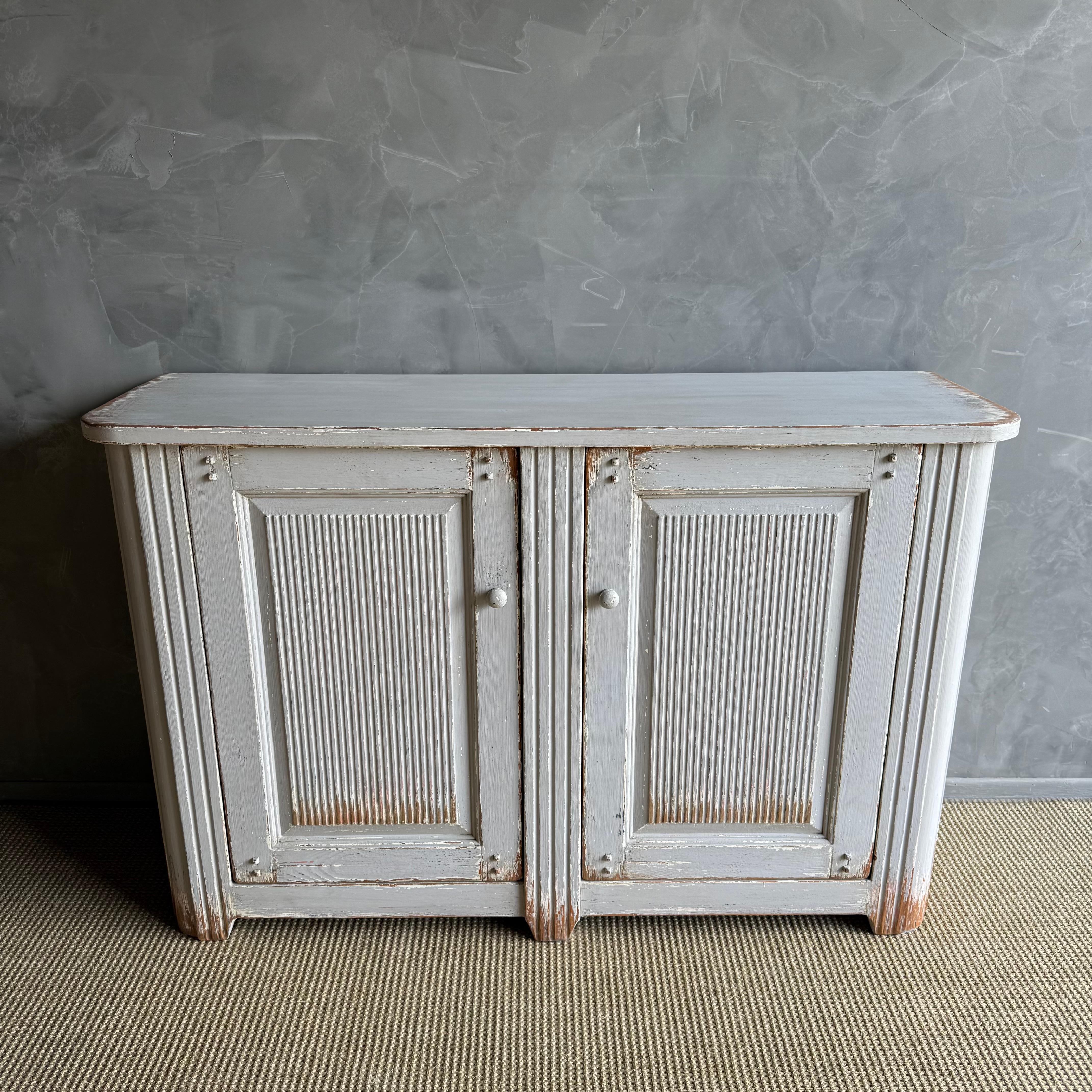 Gemalter 2-türiger Schrank im Vintage-Stil (21. Jahrhundert und zeitgenössisch) im Angebot