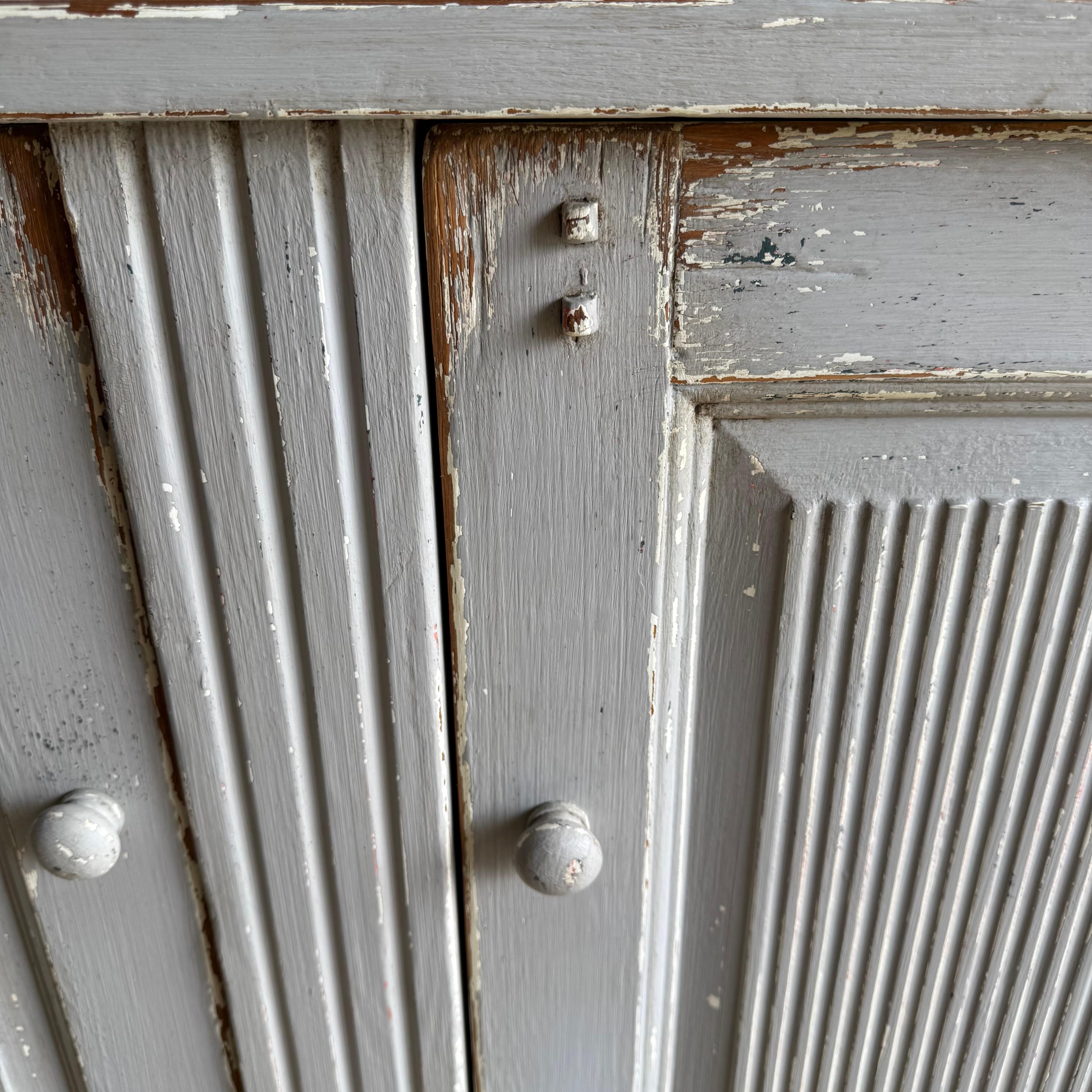 Gemalter 2-türiger Schrank im Vintage-Stil (Altholz) im Angebot