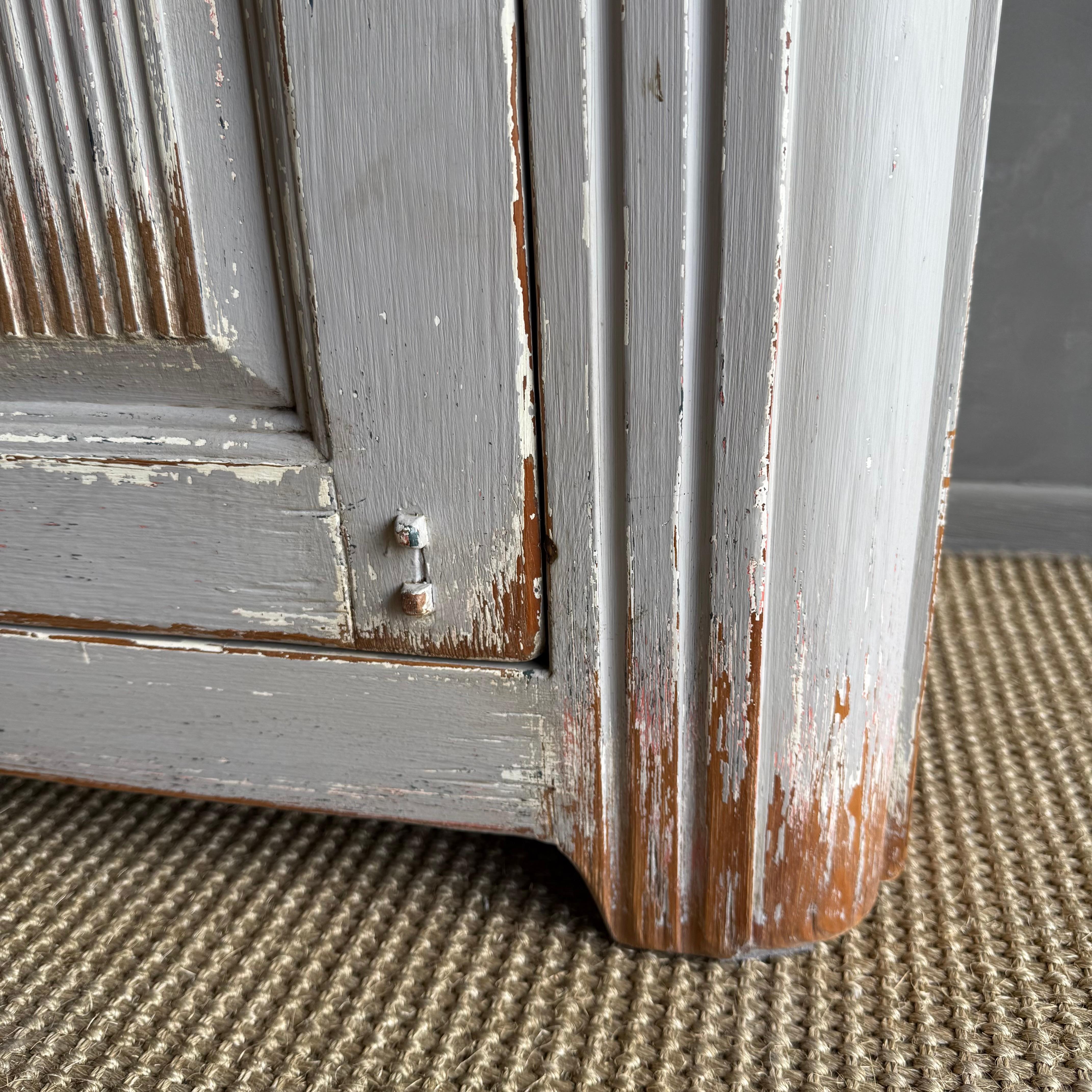 Gemalter 2-türiger Schrank im Vintage-Stil im Angebot 1