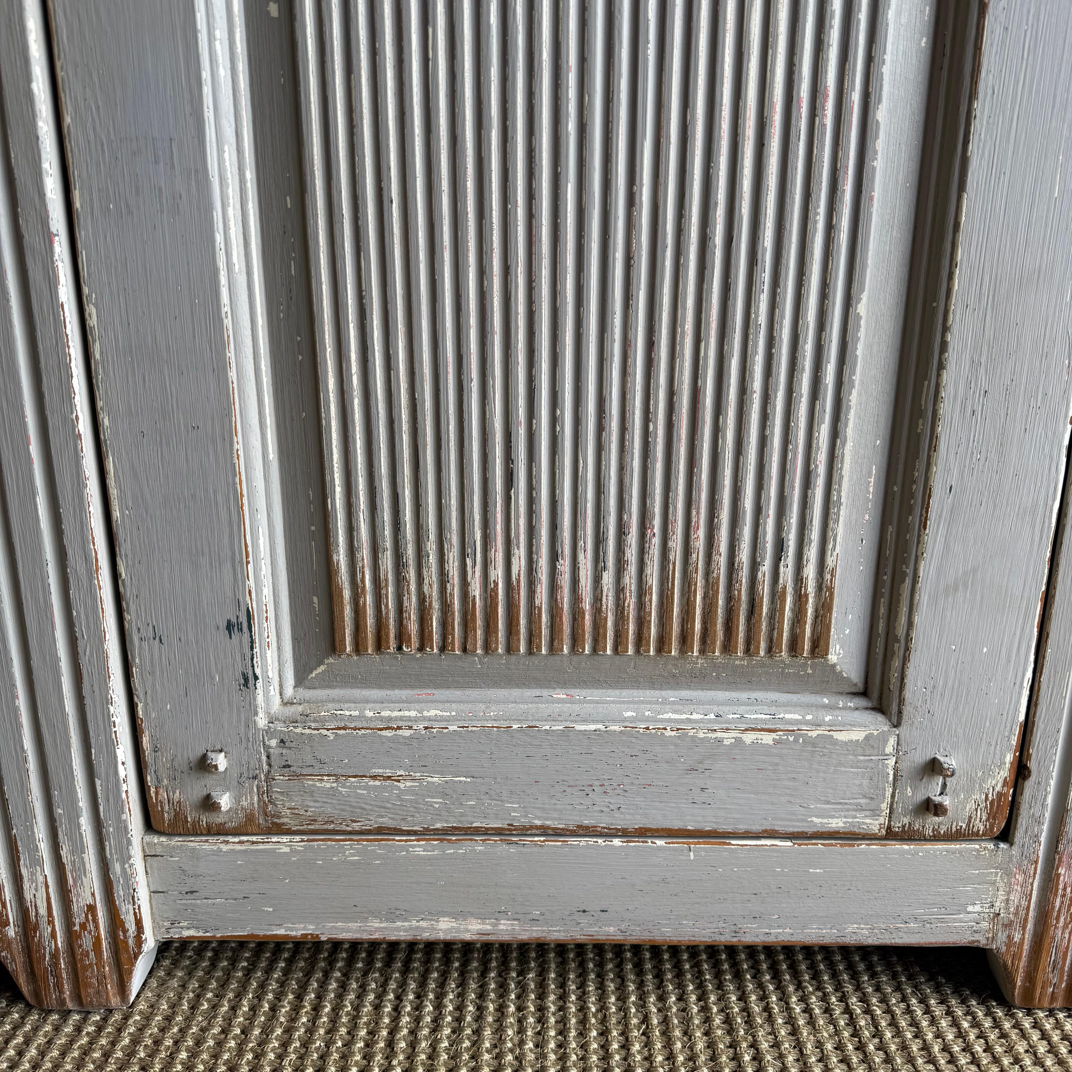 Gemalter 2-türiger Schrank im Vintage-Stil im Angebot 2