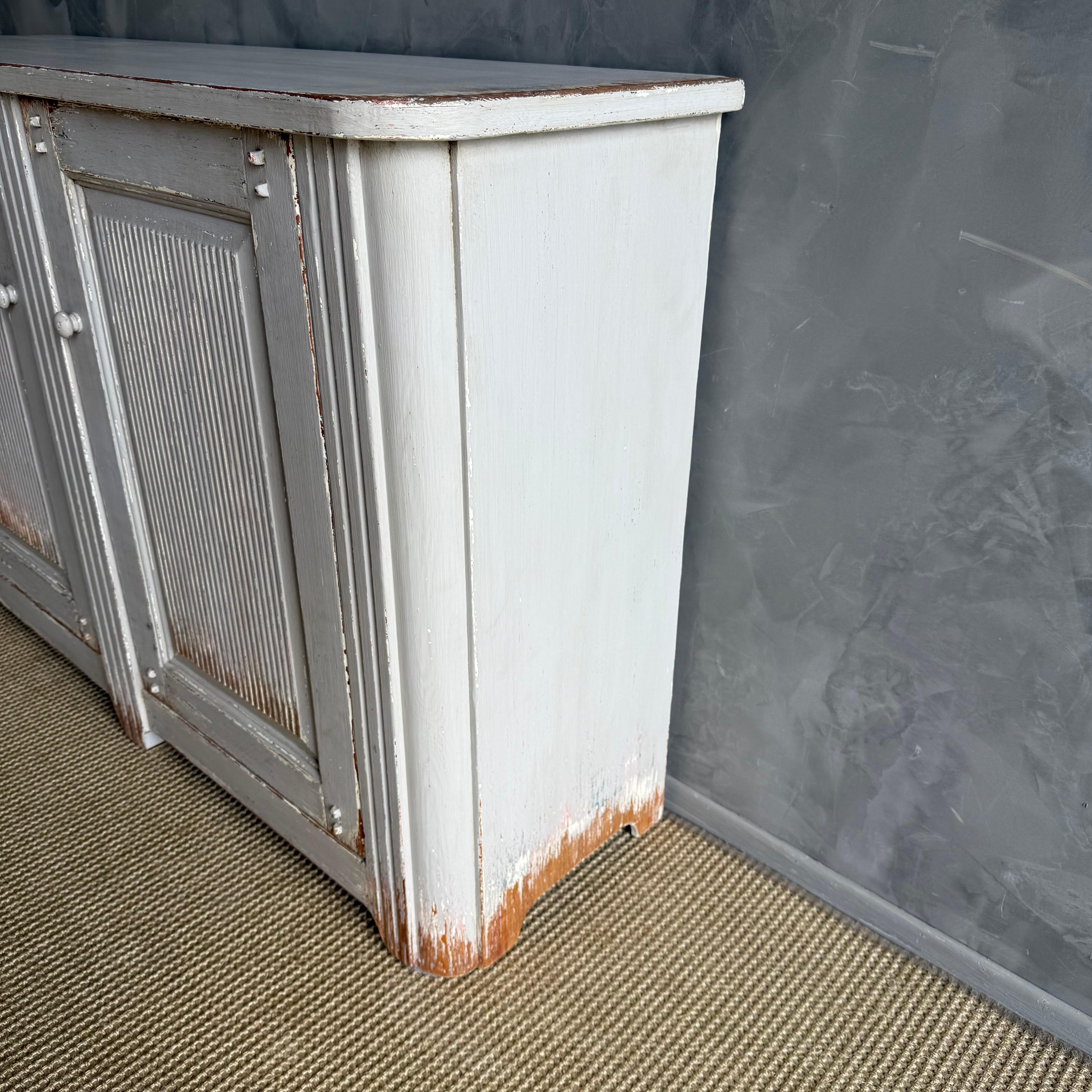 Gemalter 2-türiger Schrank im Vintage-Stil im Angebot 4