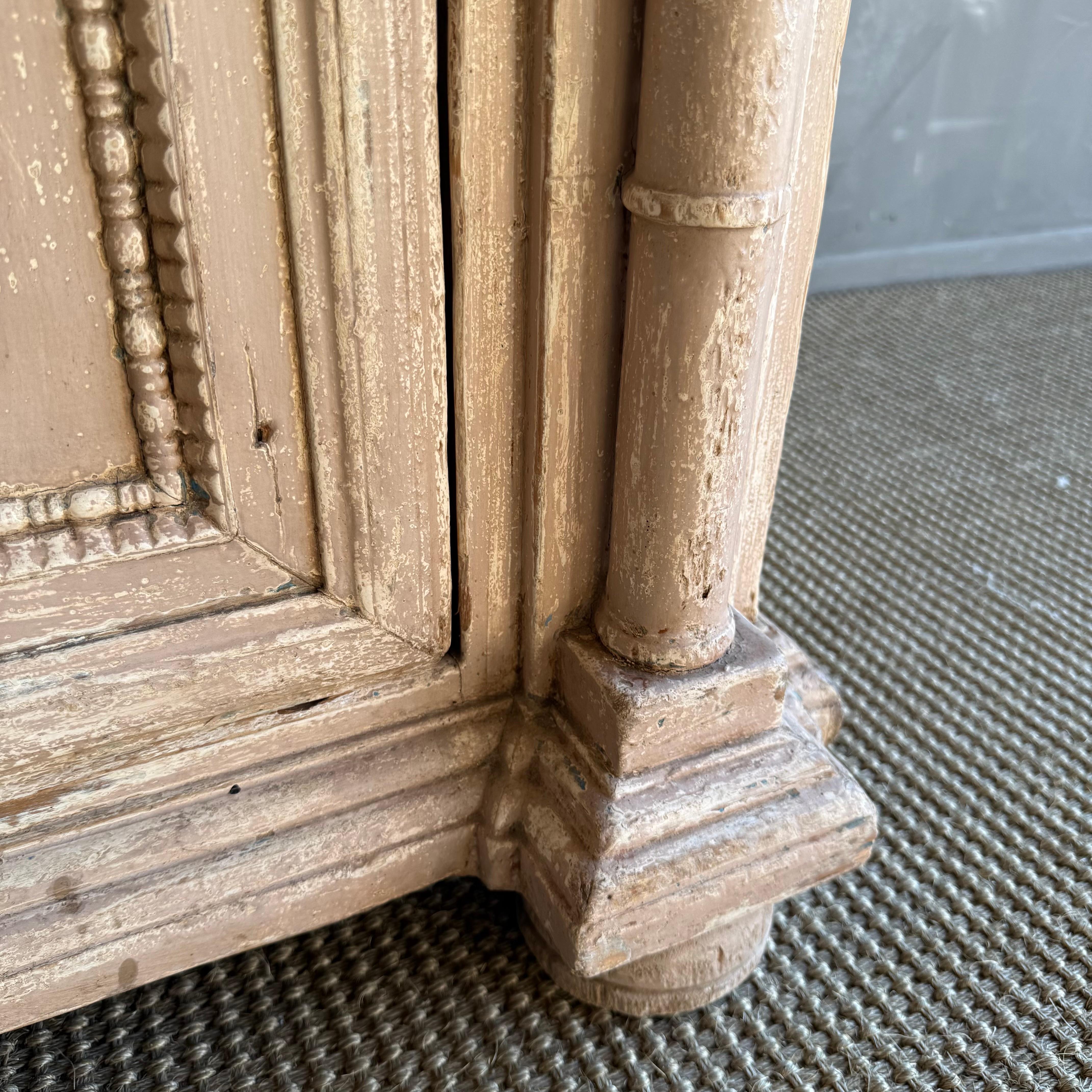 Armoire peinte de style Vintage avec sculptures en vente 5