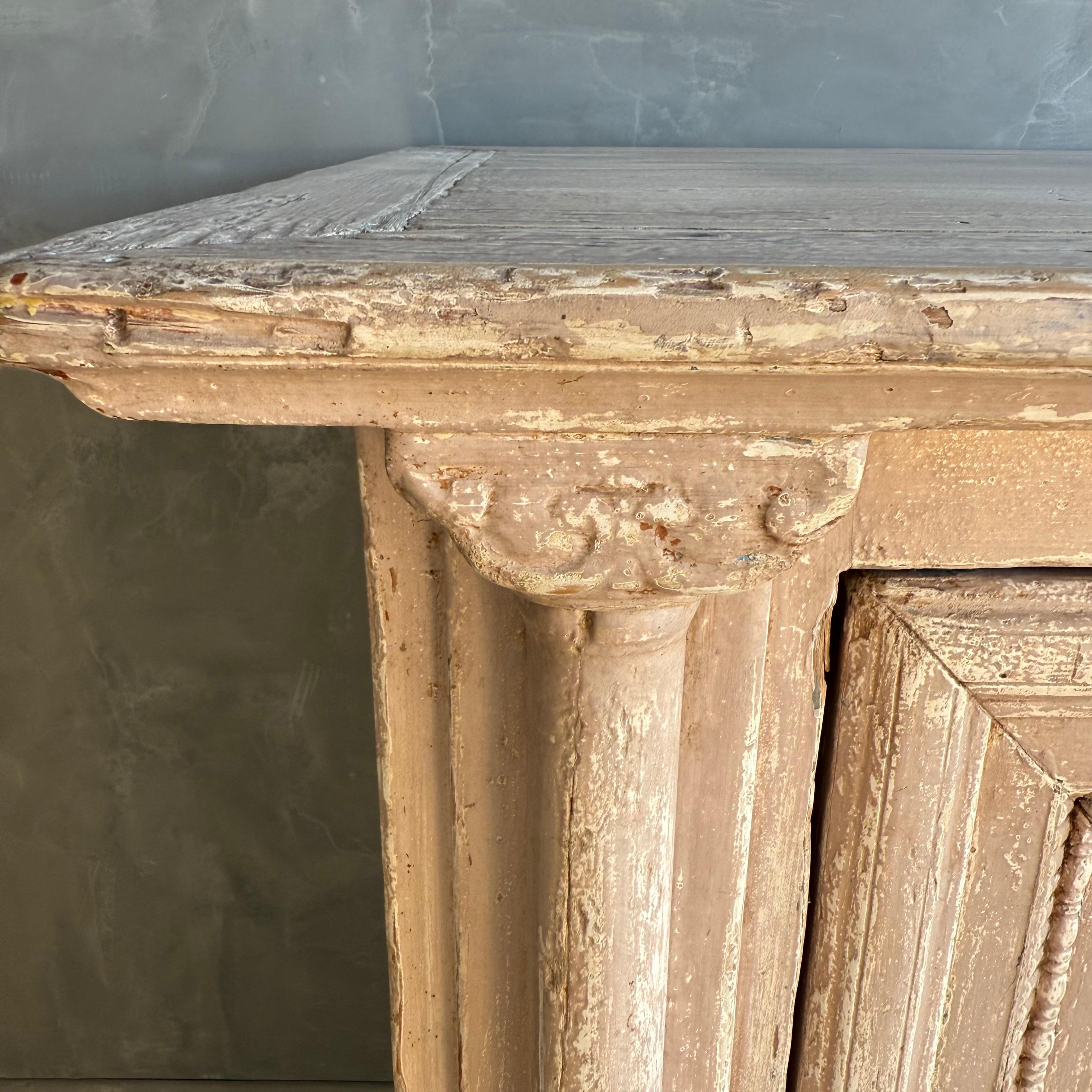 Armoire peinte de style Vintage avec sculptures en vente 6