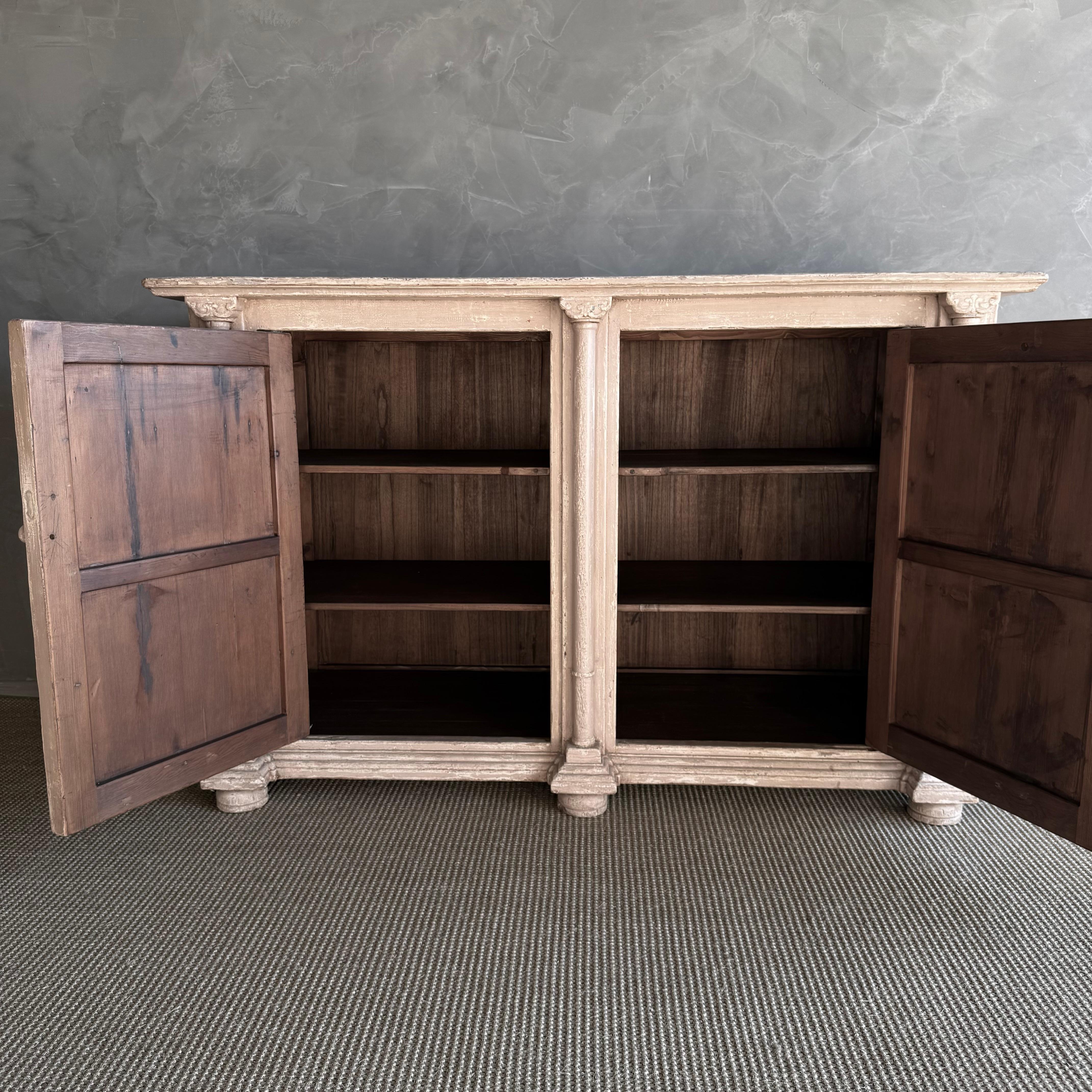 Armoire peinte de style Vintage avec sculptures en vente 8