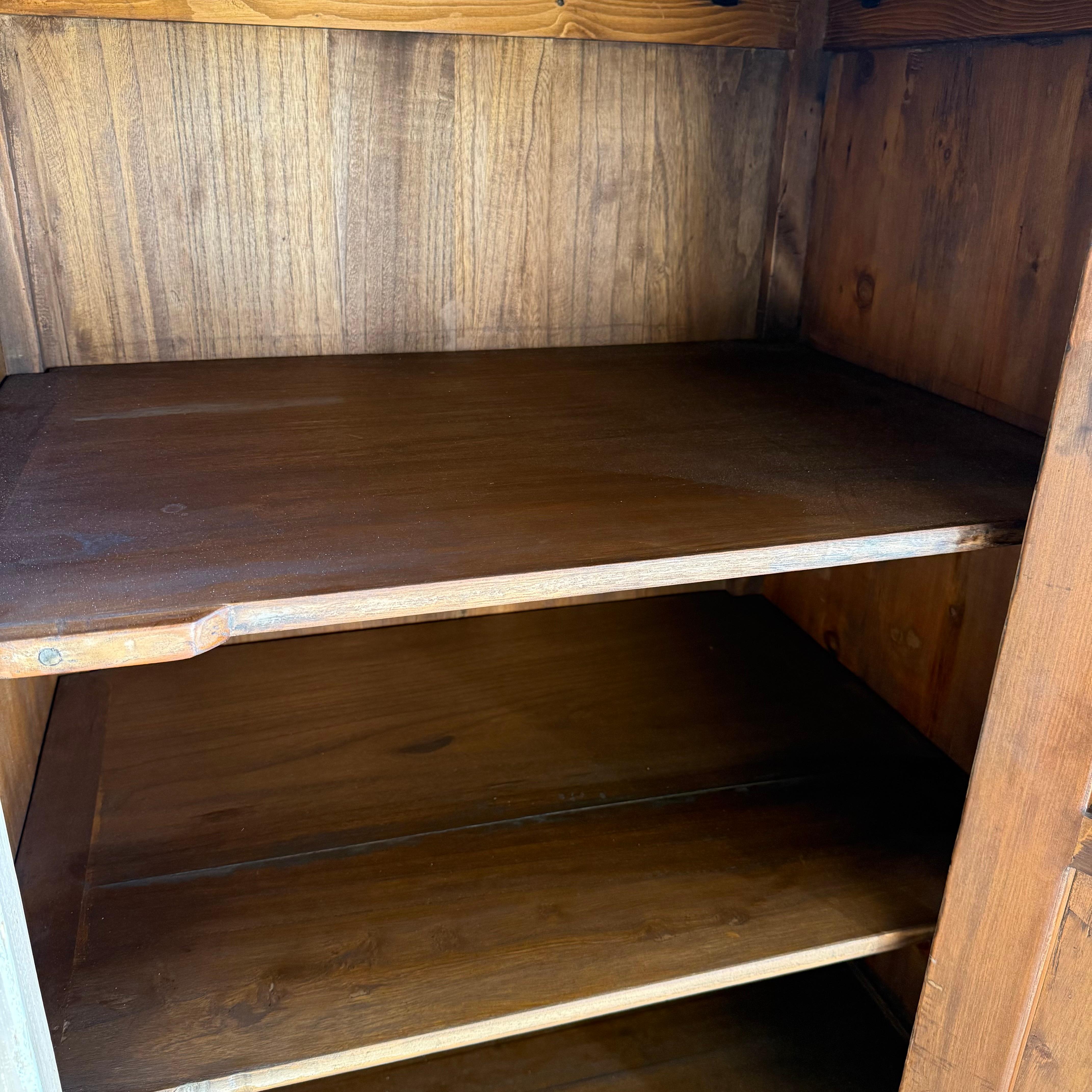 Armoire peinte de style Vintage avec sculptures en vente 9