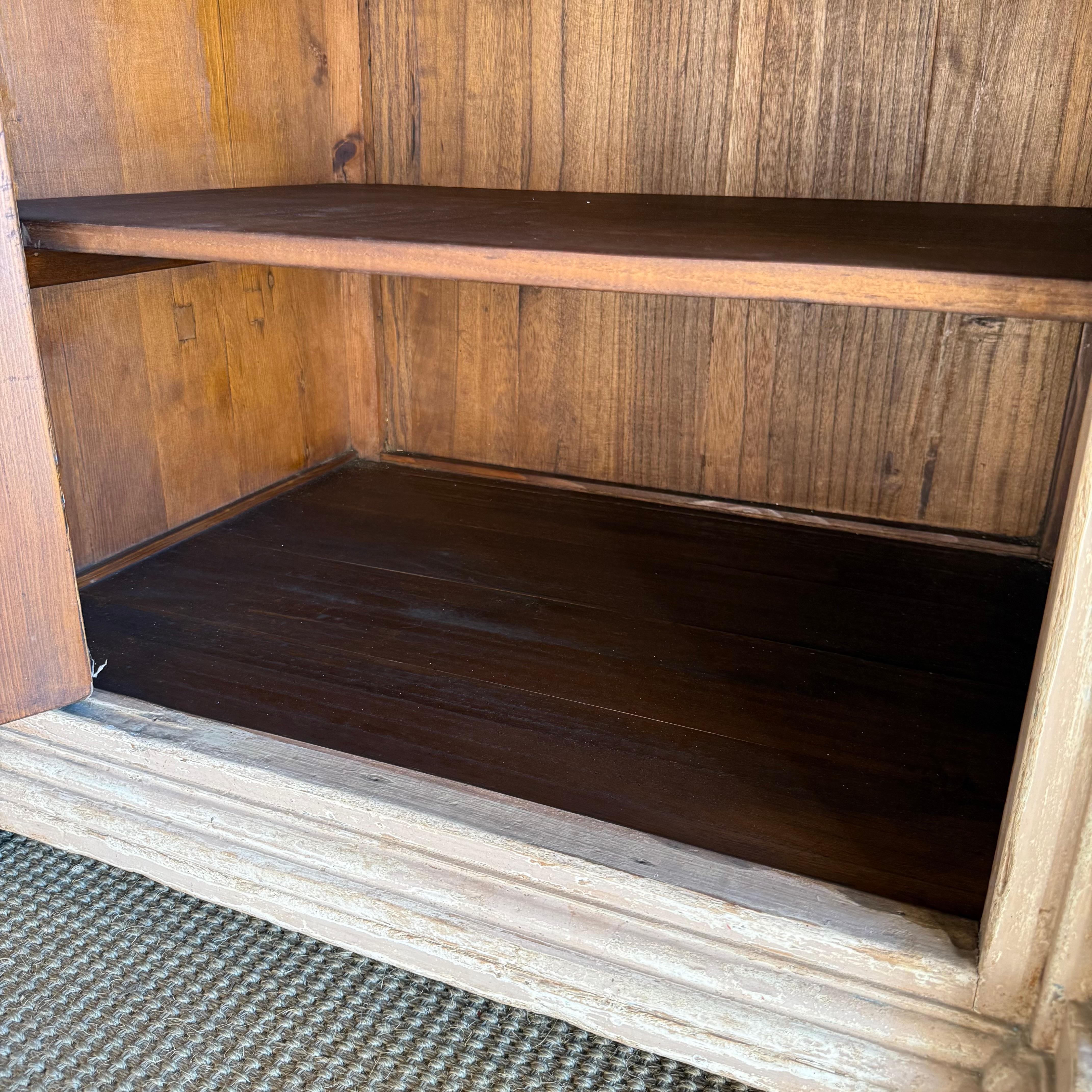 Armoire peinte de style Vintage avec sculptures en vente 10