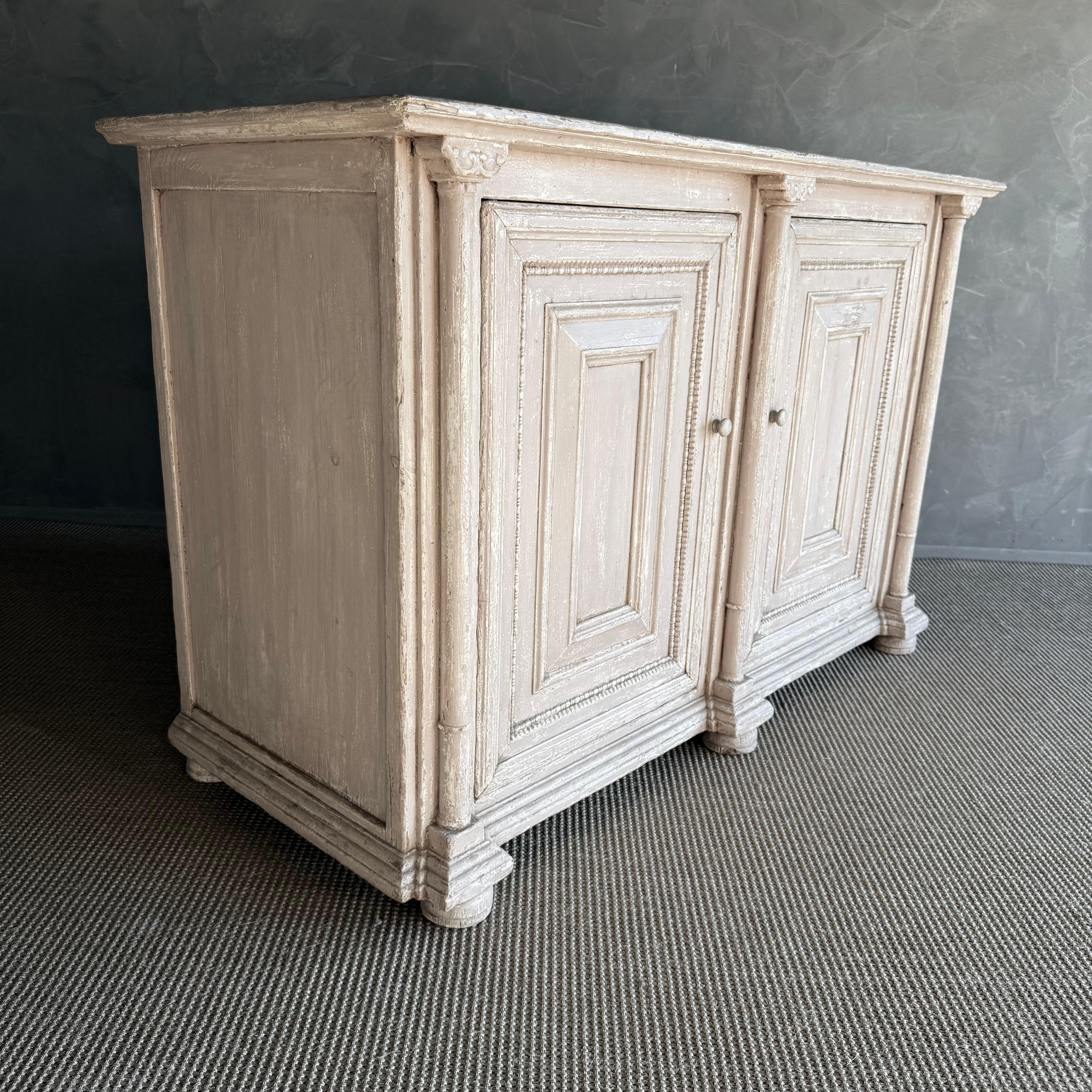 Armoire peinte de style Vintage avec sculptures en vente 12