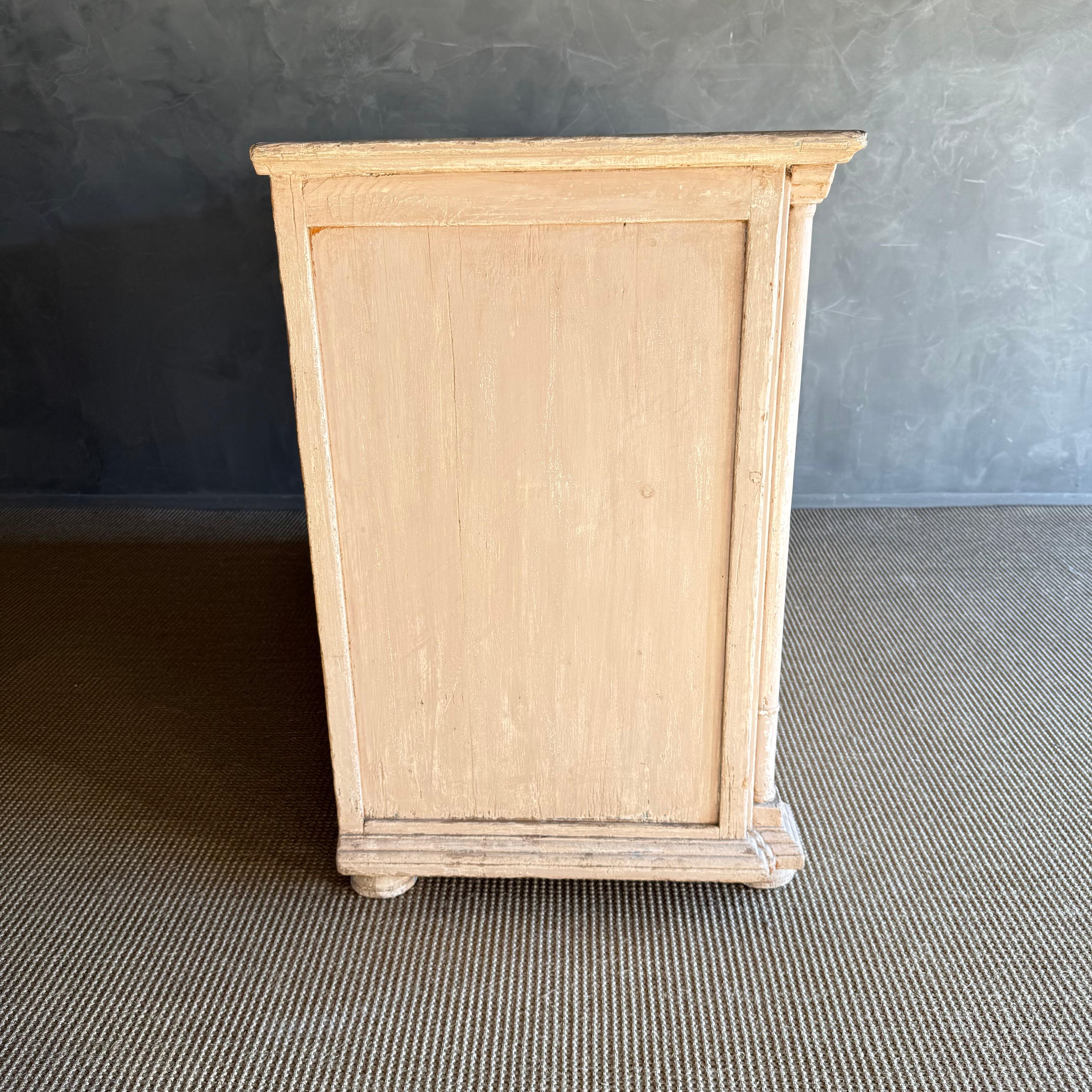 Armoire peinte de style Vintage avec sculptures en vente 13