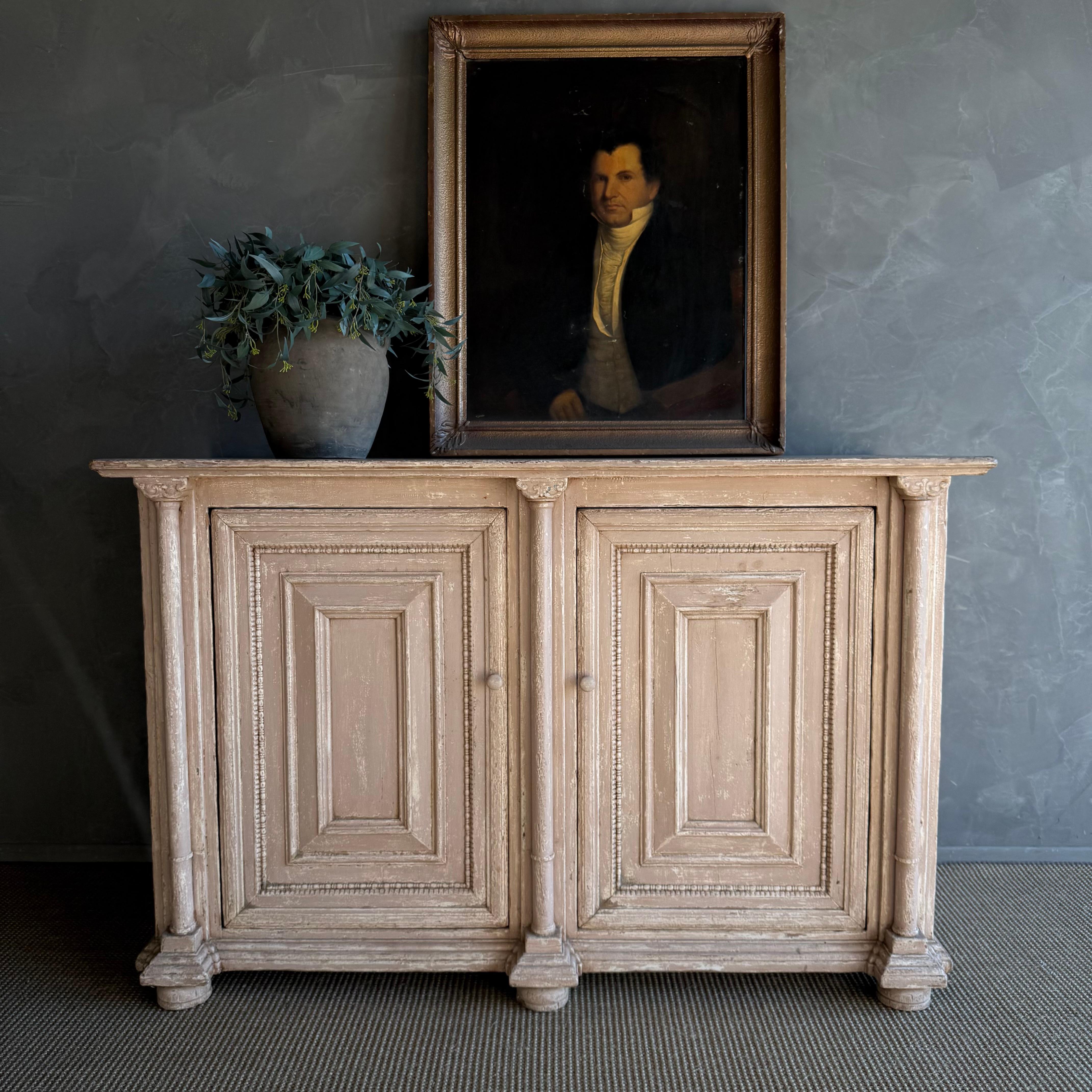 Cette charmante armoire en bois vintage est une pièce unique avec un bel âge et une patine qui ajoute du caractère à n'importe quel espace. Sa finition en bois peint patiné met en valeur la beauté naturelle du bois, tandis que la quincaillerie