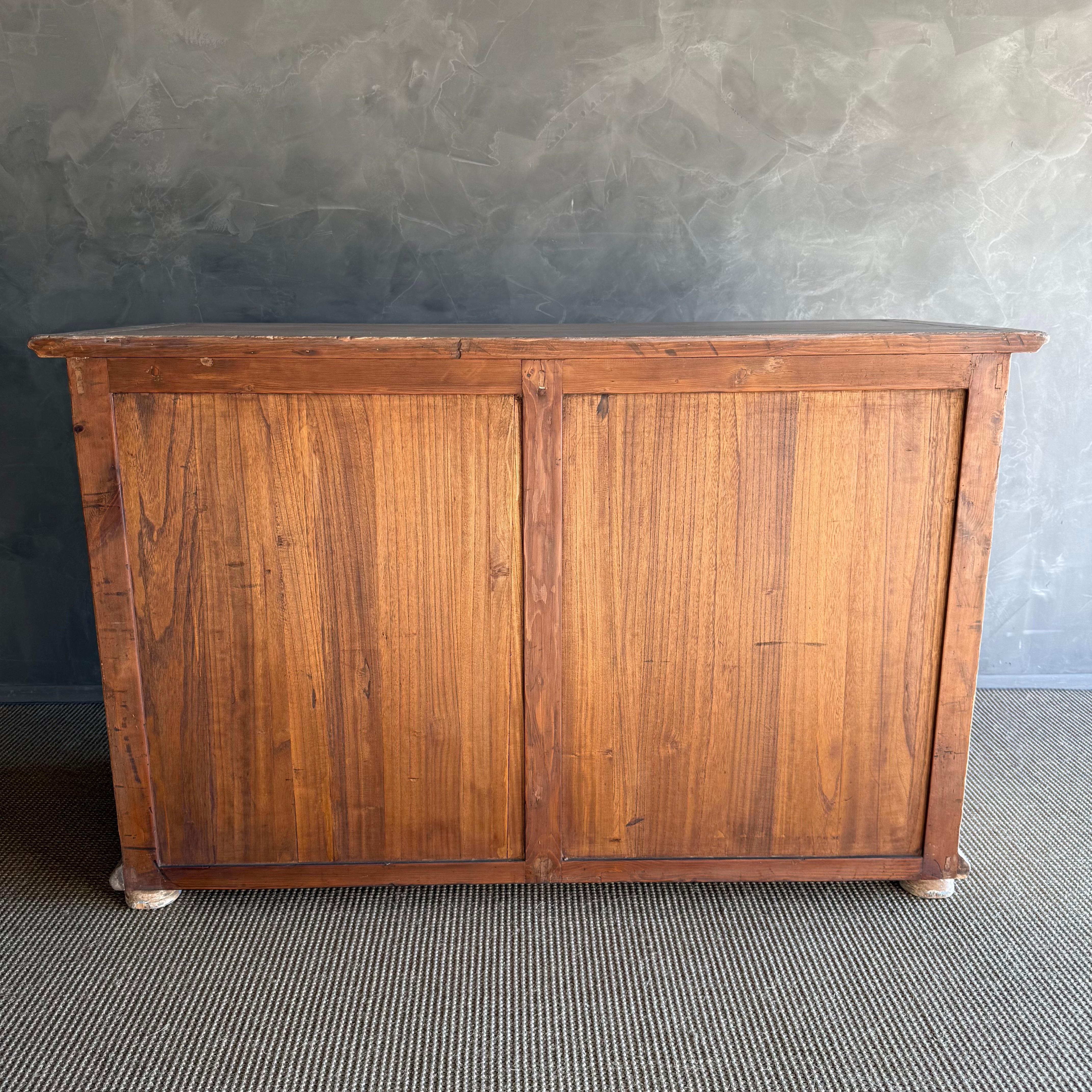 Armoire peinte de style Vintage avec sculptures en vente 15