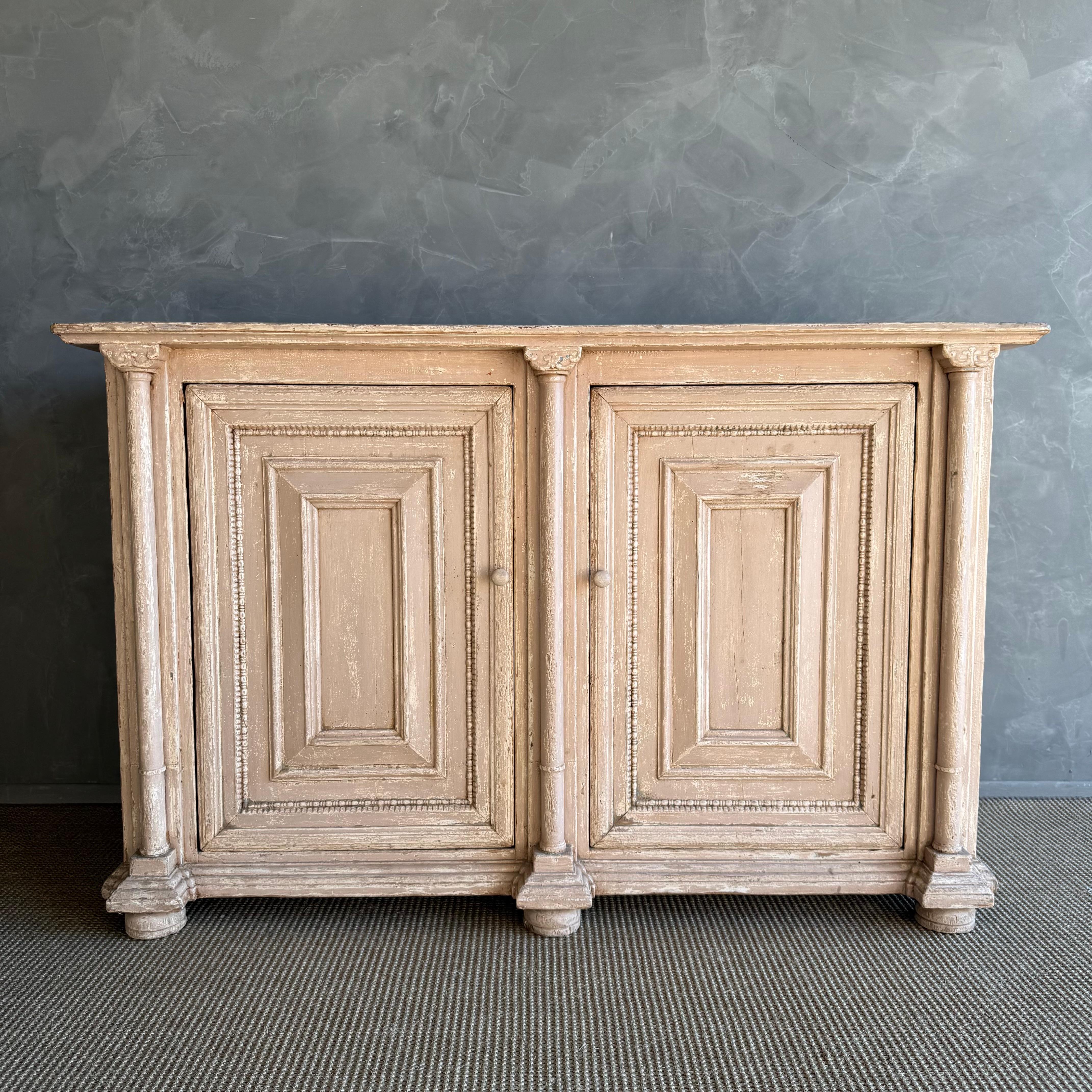 Armoire peinte de style Vintage avec sculptures Bon état - En vente à Old Town Orange, CA