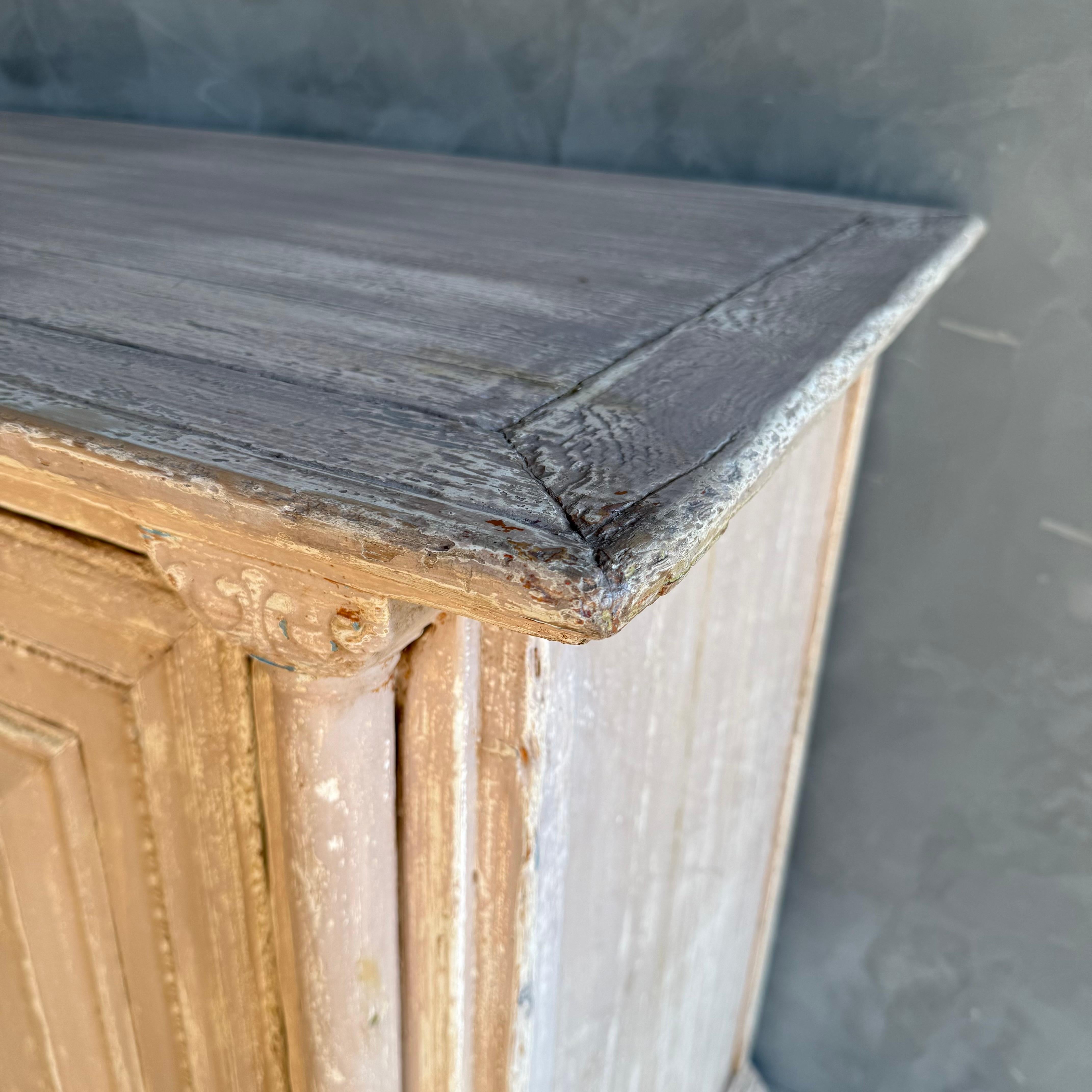 20ième siècle Armoire peinte de style Vintage avec sculptures en vente