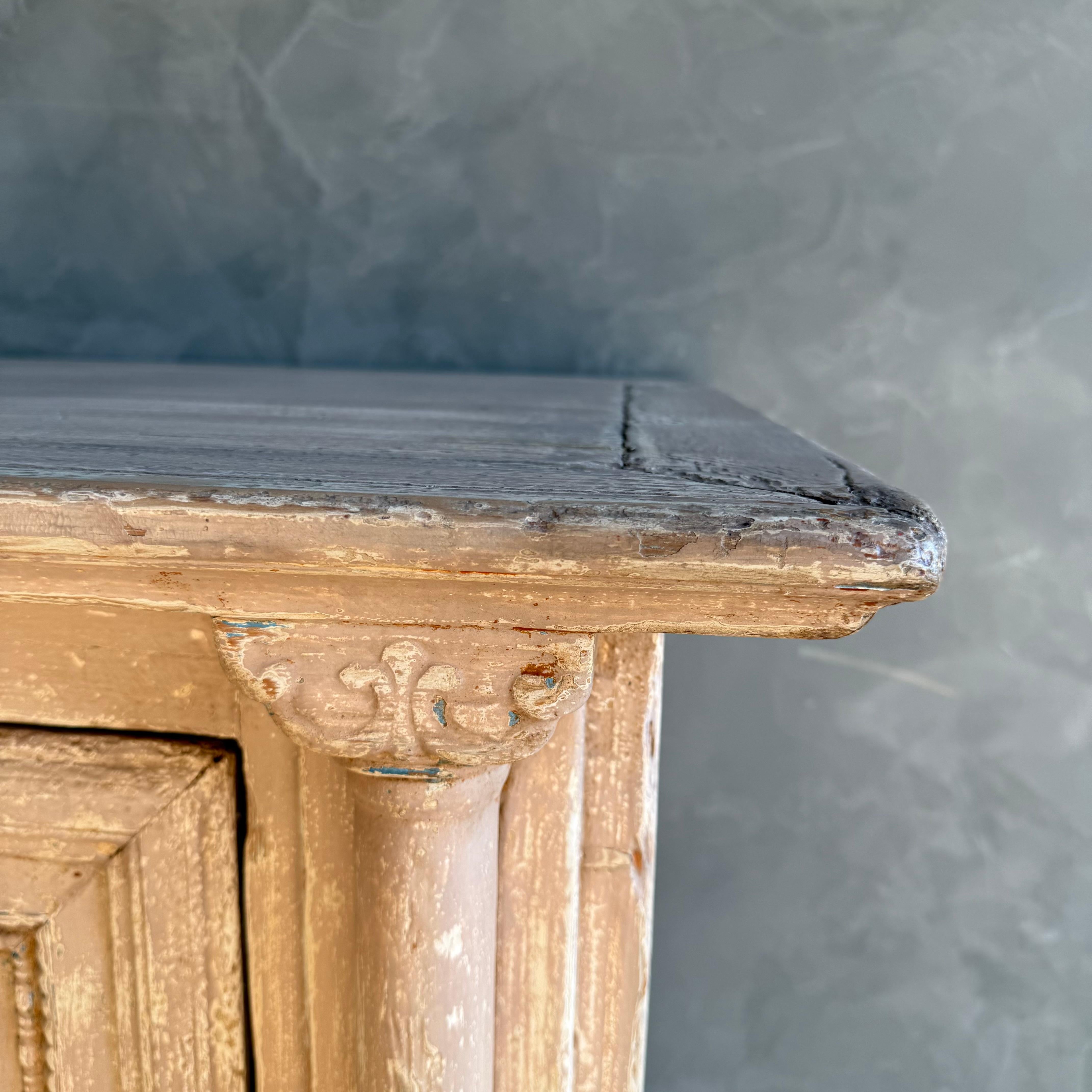 Pin Armoire peinte de style Vintage avec sculptures en vente