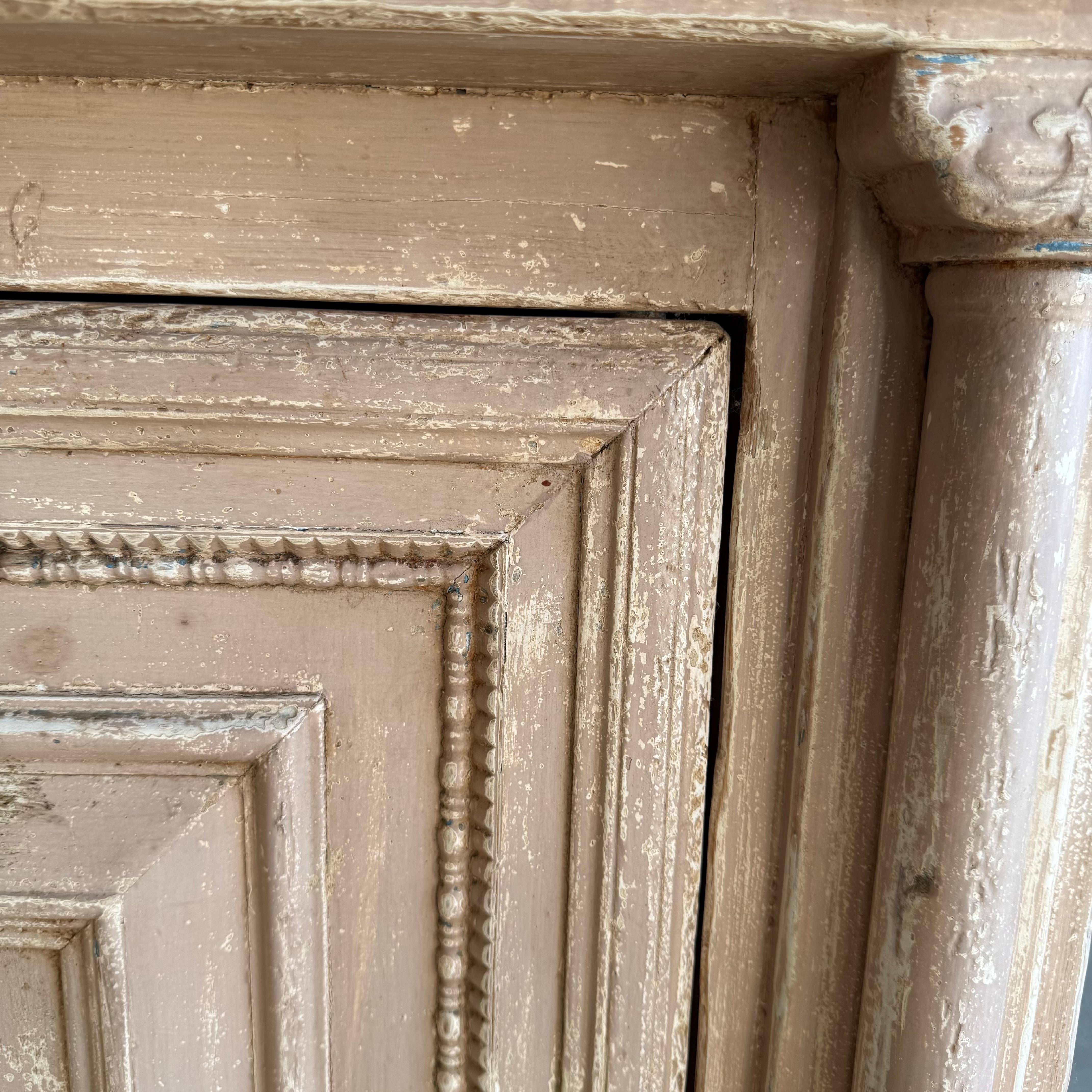 Armoire peinte de style Vintage avec sculptures en vente 1