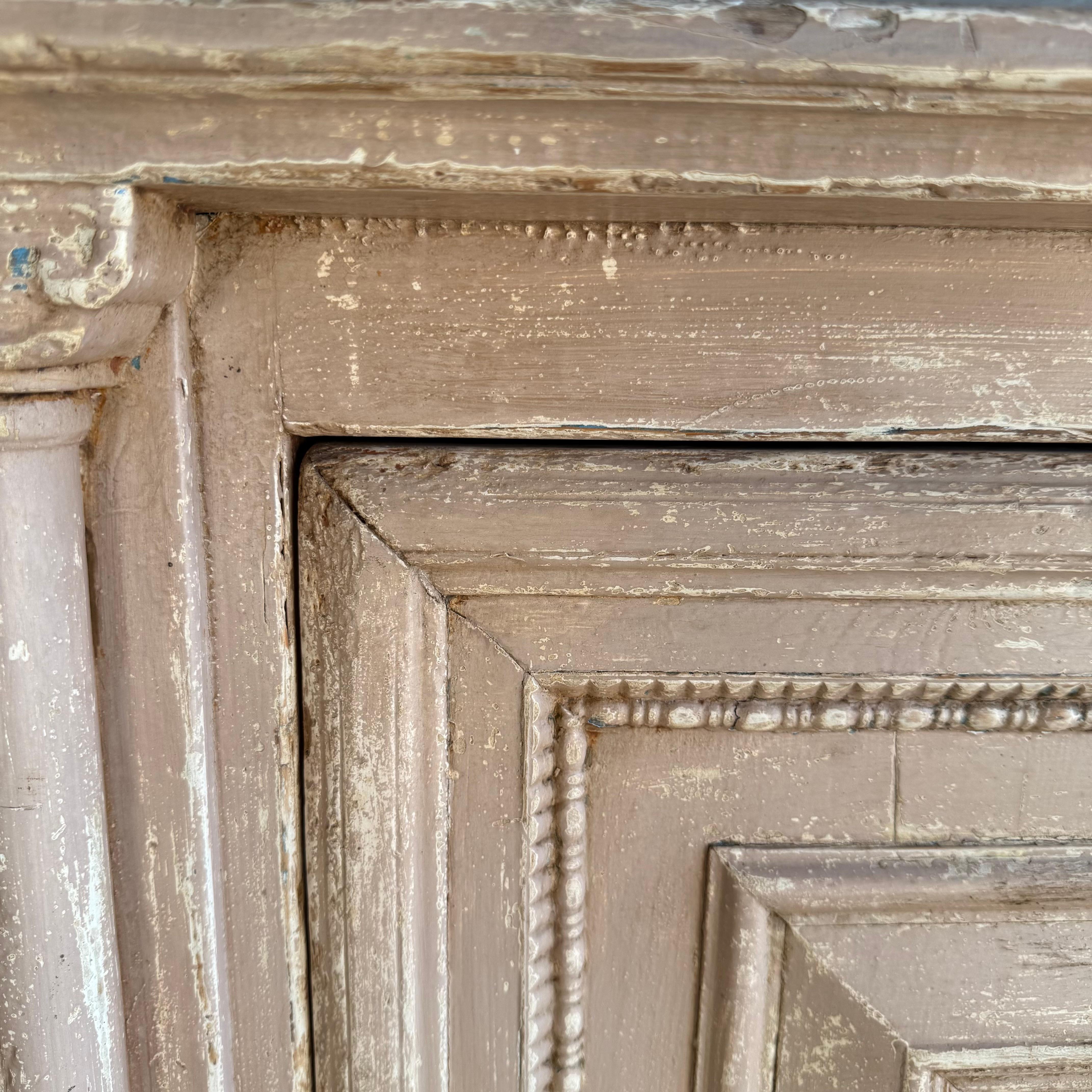 Armoire peinte de style Vintage avec sculptures en vente 2