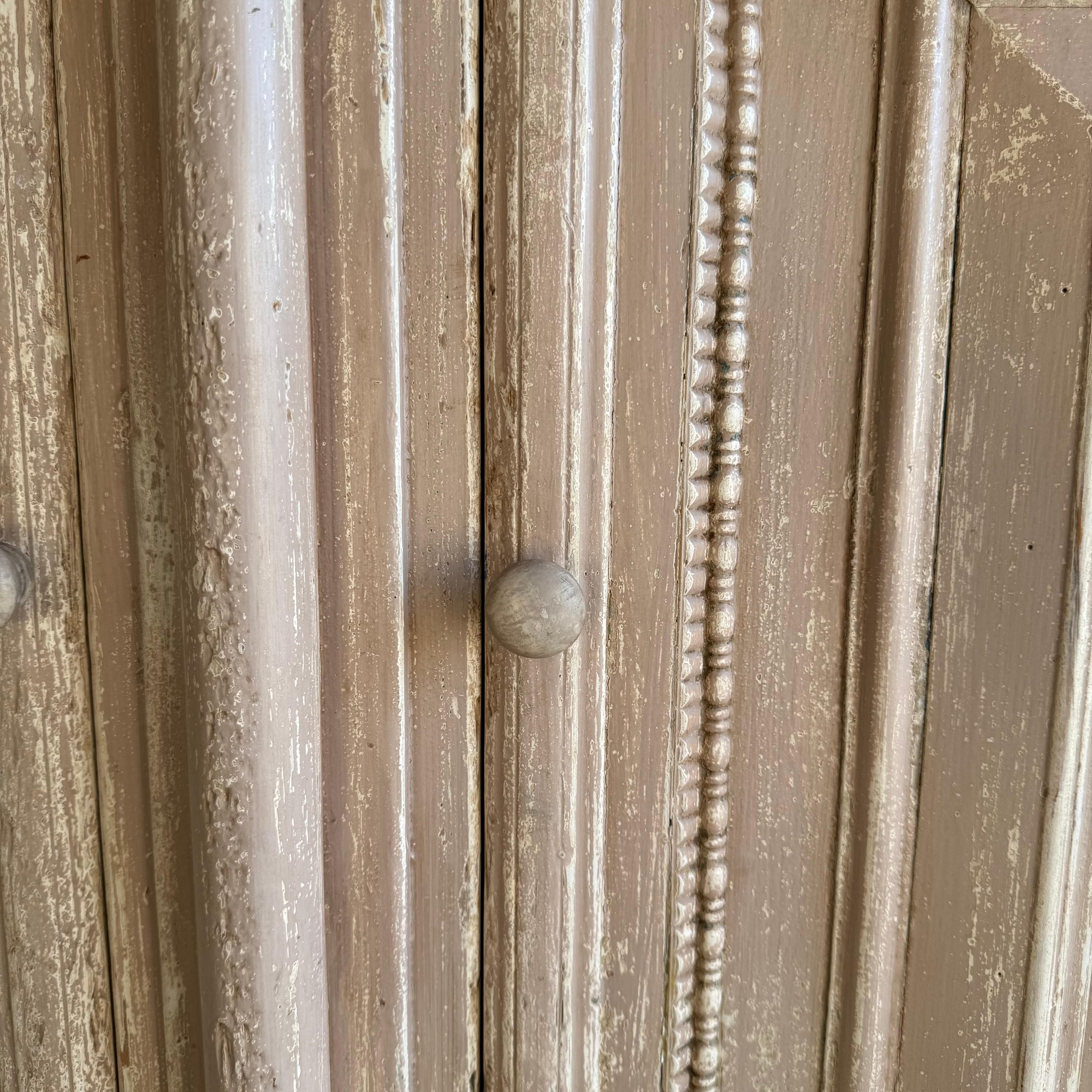 Armoire peinte de style Vintage avec sculptures en vente 3