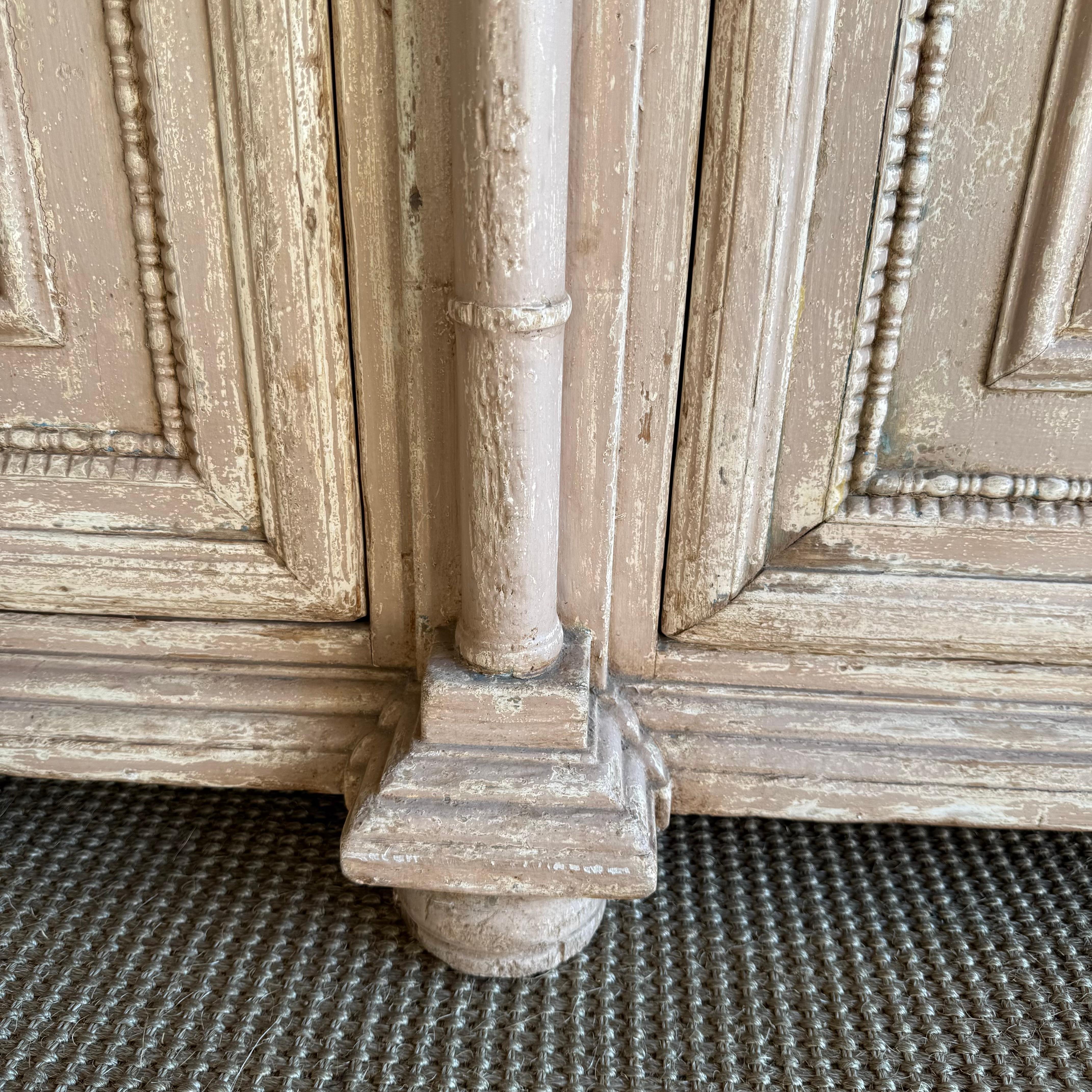 Armoire peinte de style Vintage avec sculptures en vente 4