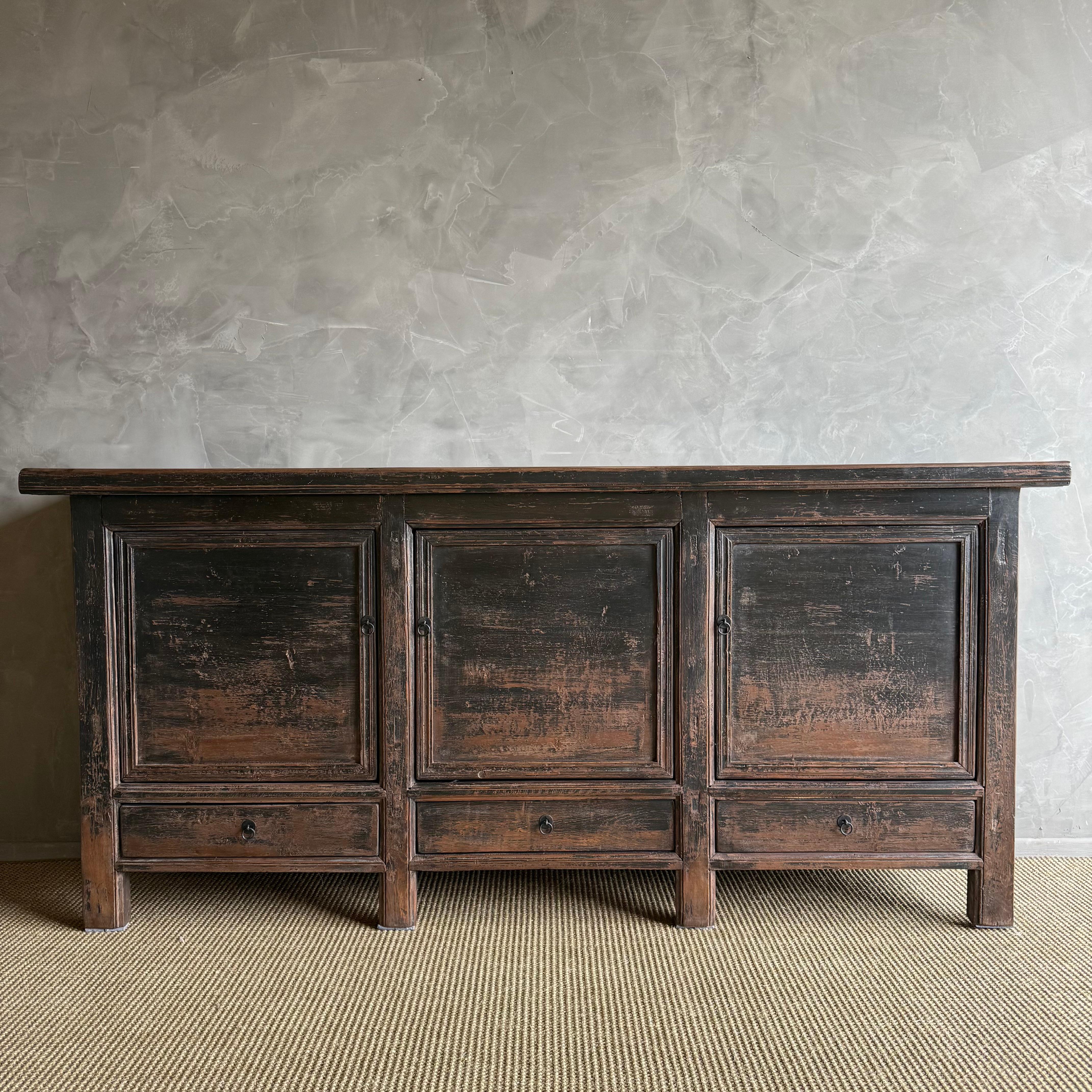 Armario de Madera de Olmo Pintado Estilo Vintage con 2 Puertas en Bueno estado para la venta en Old Town Orange, CA