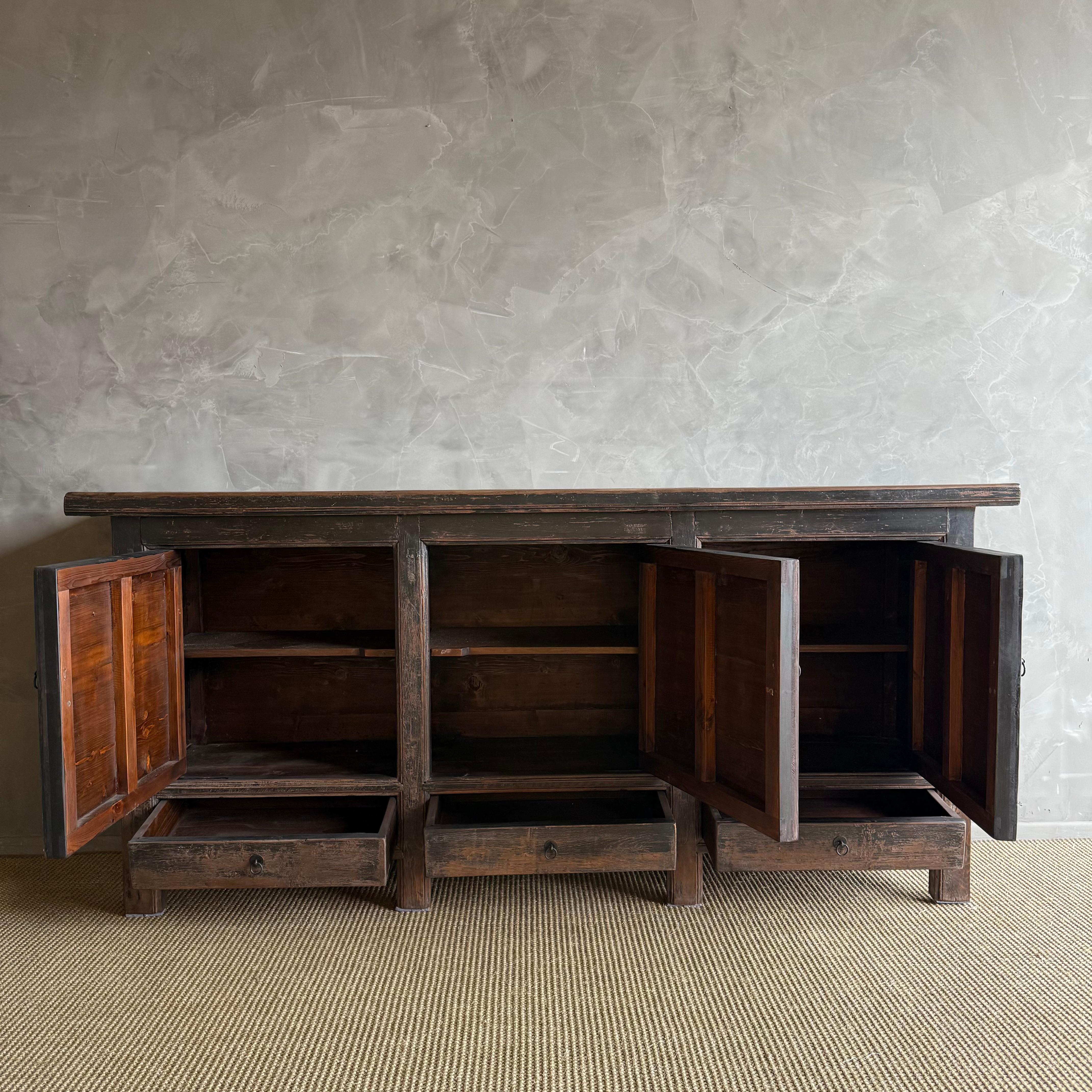 Armario de Madera de Olmo Pintado Estilo Vintage con 2 Puertas siglo XX en venta