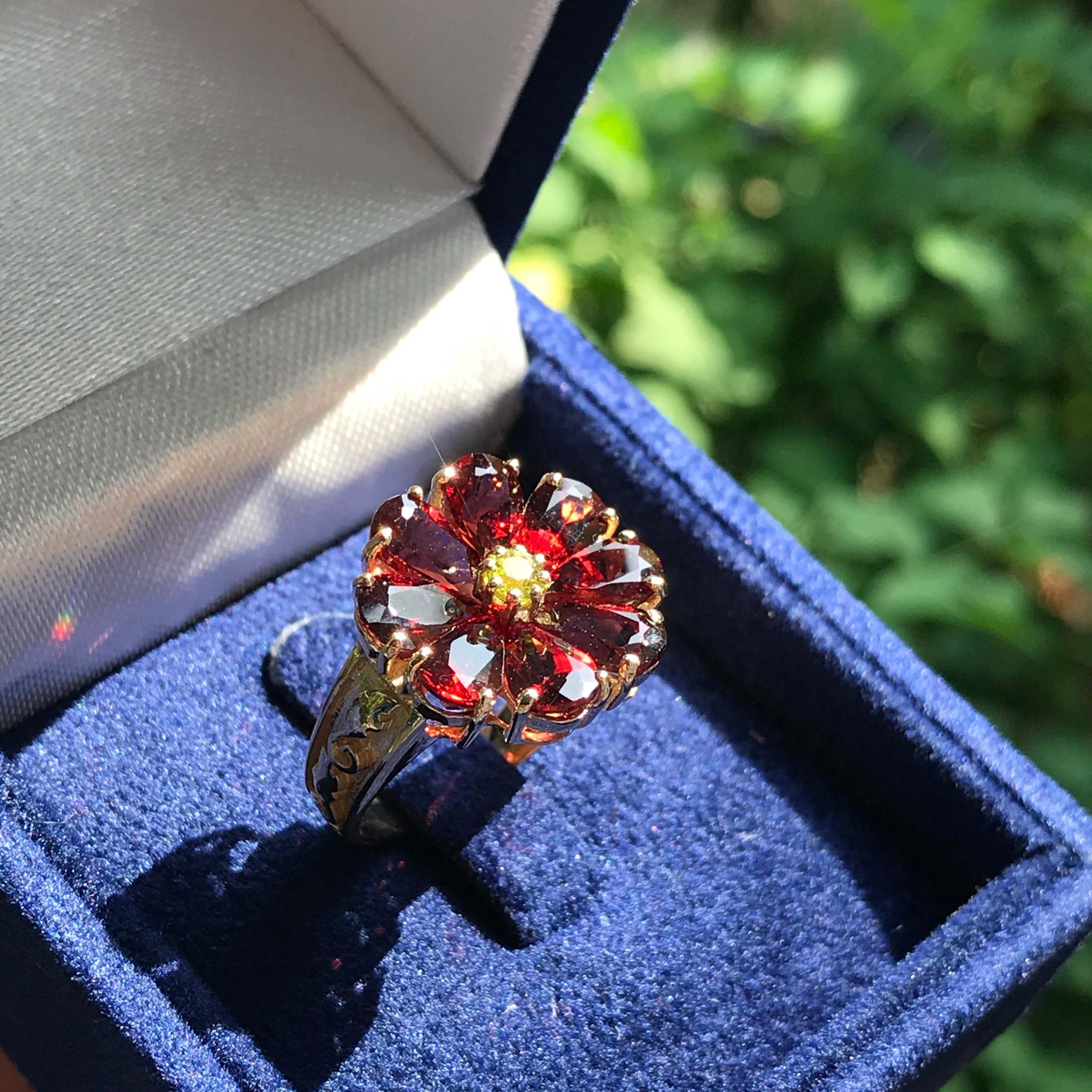 Bague de style vintage en or jaune 14K, péridot et grenat rouge, fleur de cocktail Pour femmes en vente