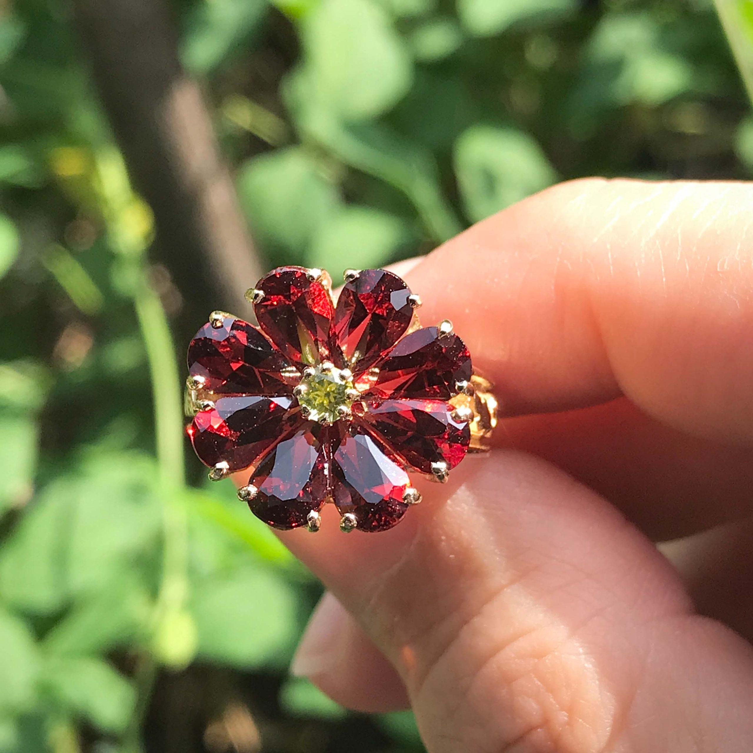 Bague de style vintage en or jaune 14K, péridot et grenat rouge, fleur de cocktail en vente 1