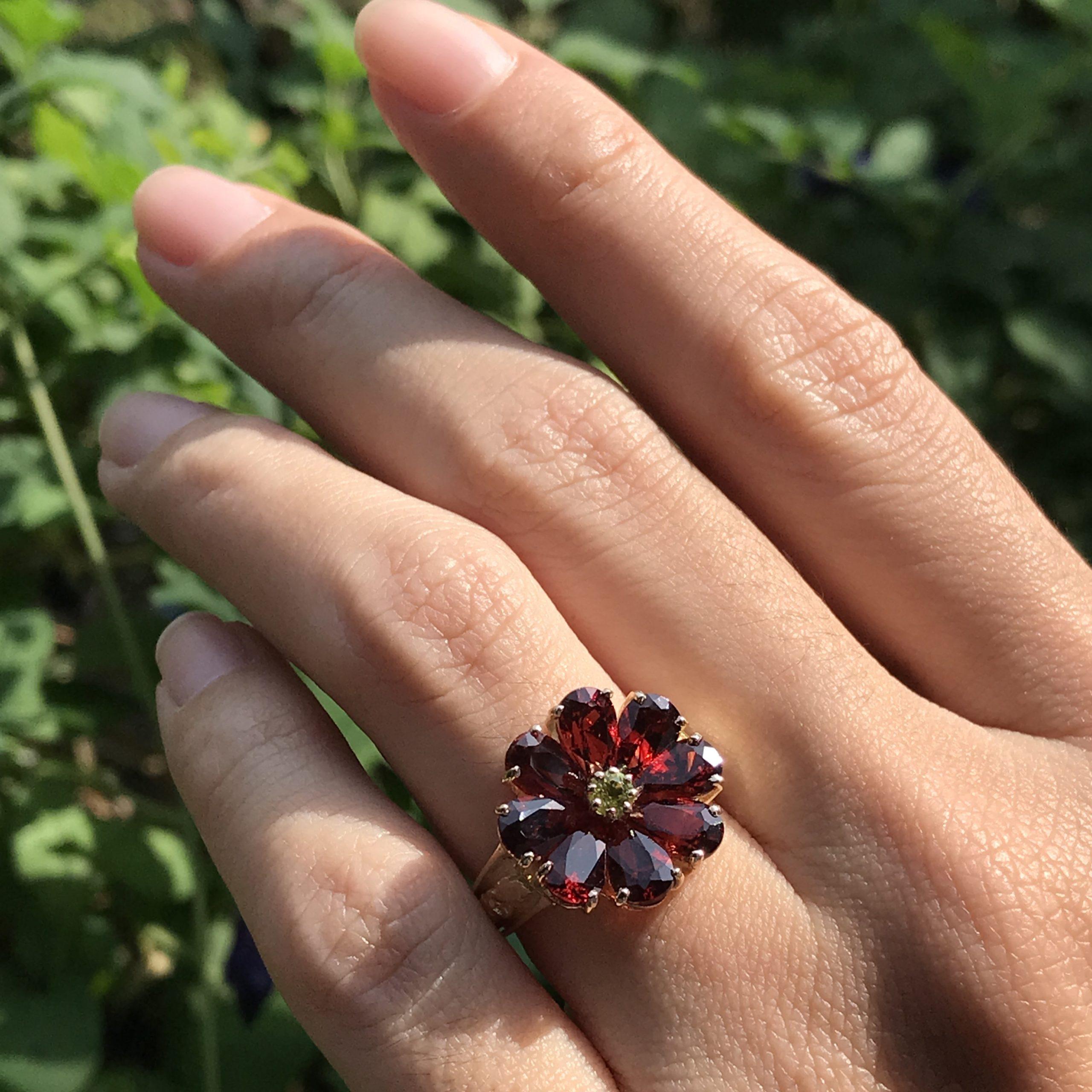 Bague de style vintage en or jaune 14K, péridot et grenat rouge, fleur de cocktail en vente 2