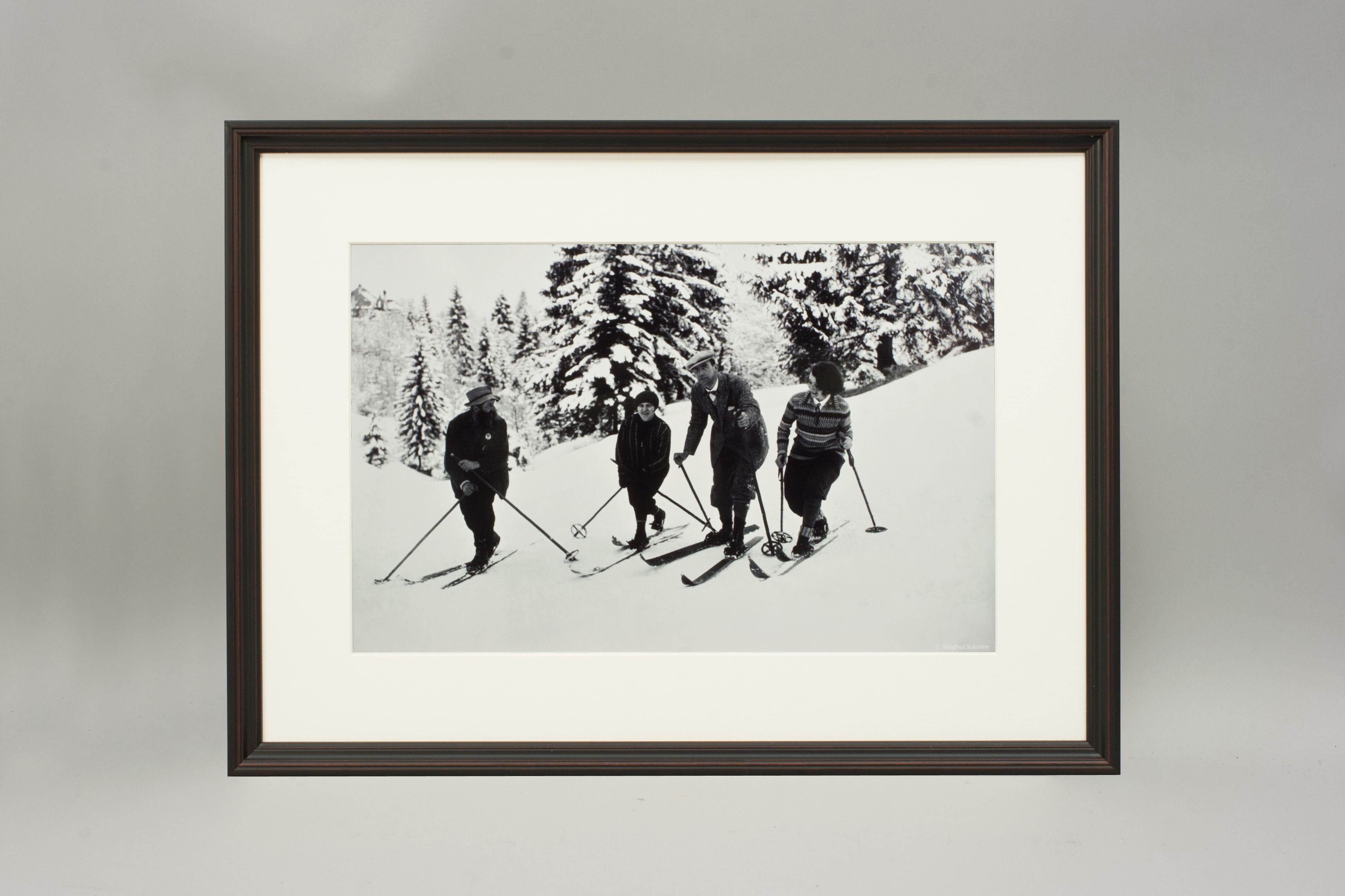 Vintage-Fotografie im Vintage-Stil, gerahmte Alpin-Skifotografie, Bend Zie Knie (Jagdkunst) im Angebot