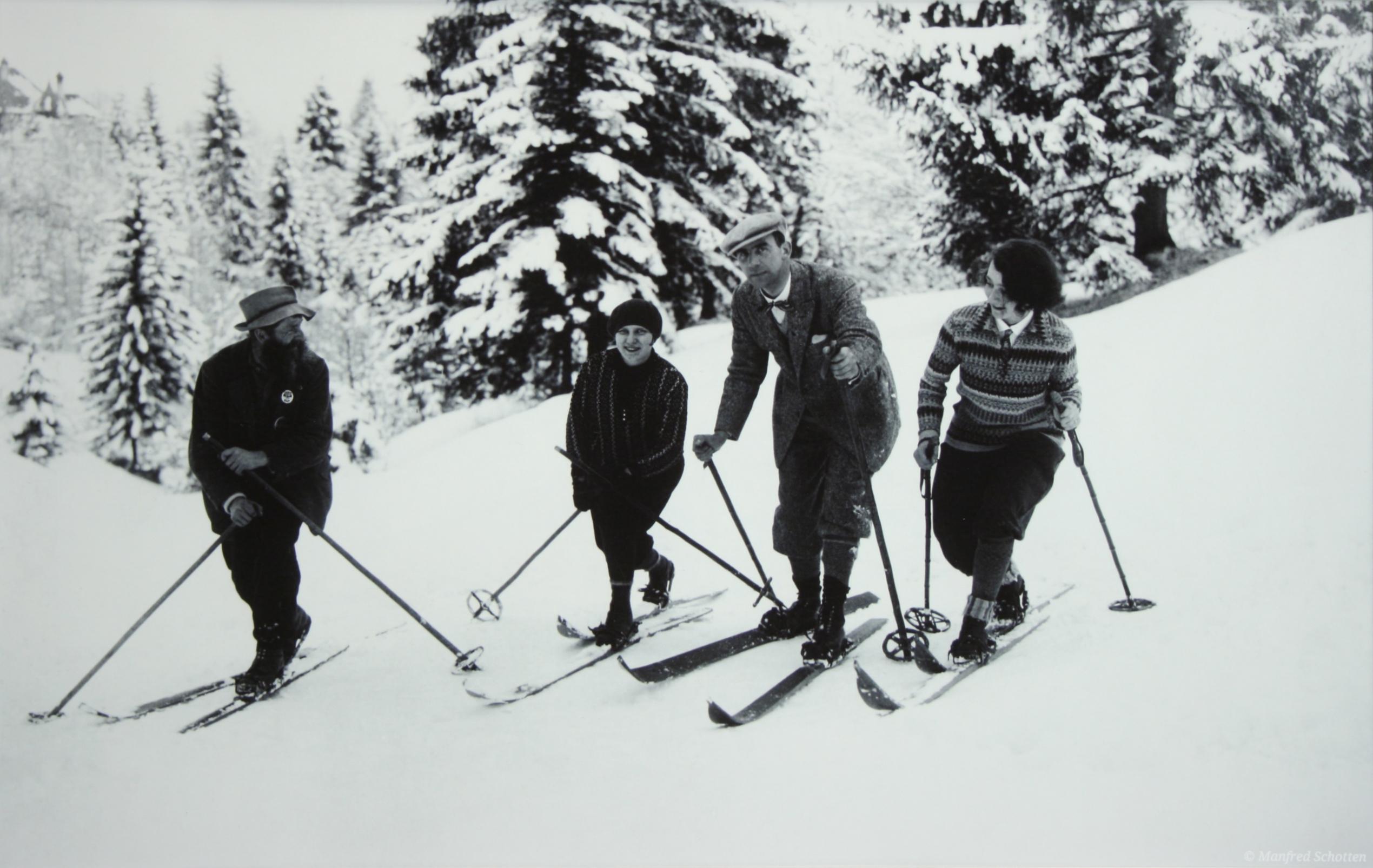 Vintage Style Photography, Framed Alpine Ski Photograph, Bend Zie Knees In Good Condition For Sale In Oxfordshire, GB