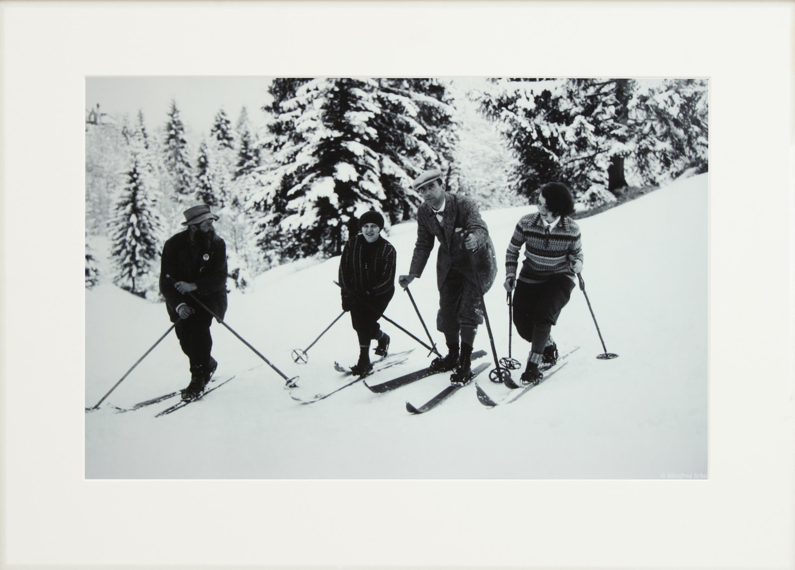 Milieu du XXe siècle Photographie de ski alpin encadrée de style vintage, Bend Zie Knees en vente