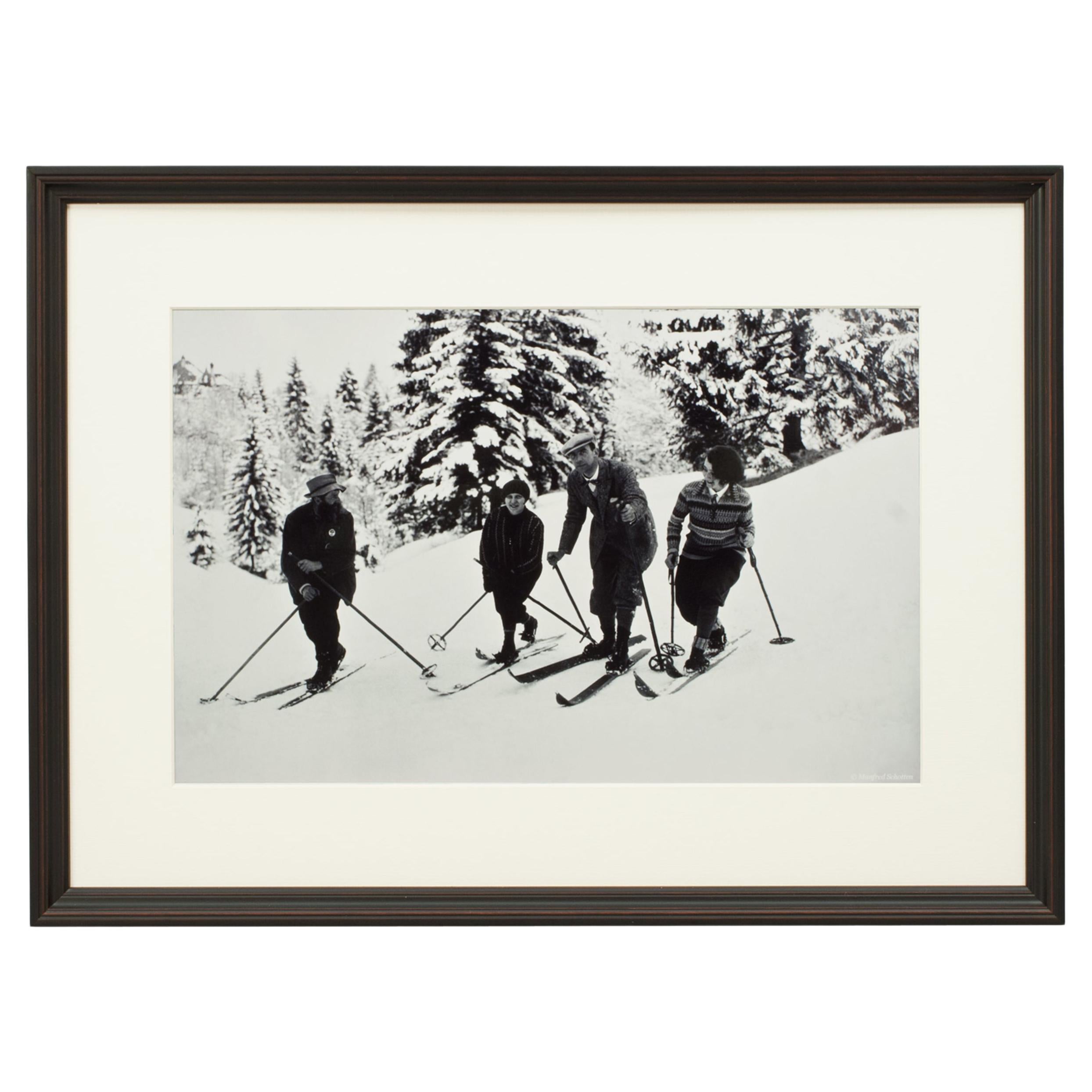 Photographie de ski alpin encadrée de style vintage, Bend Zie Knees en vente