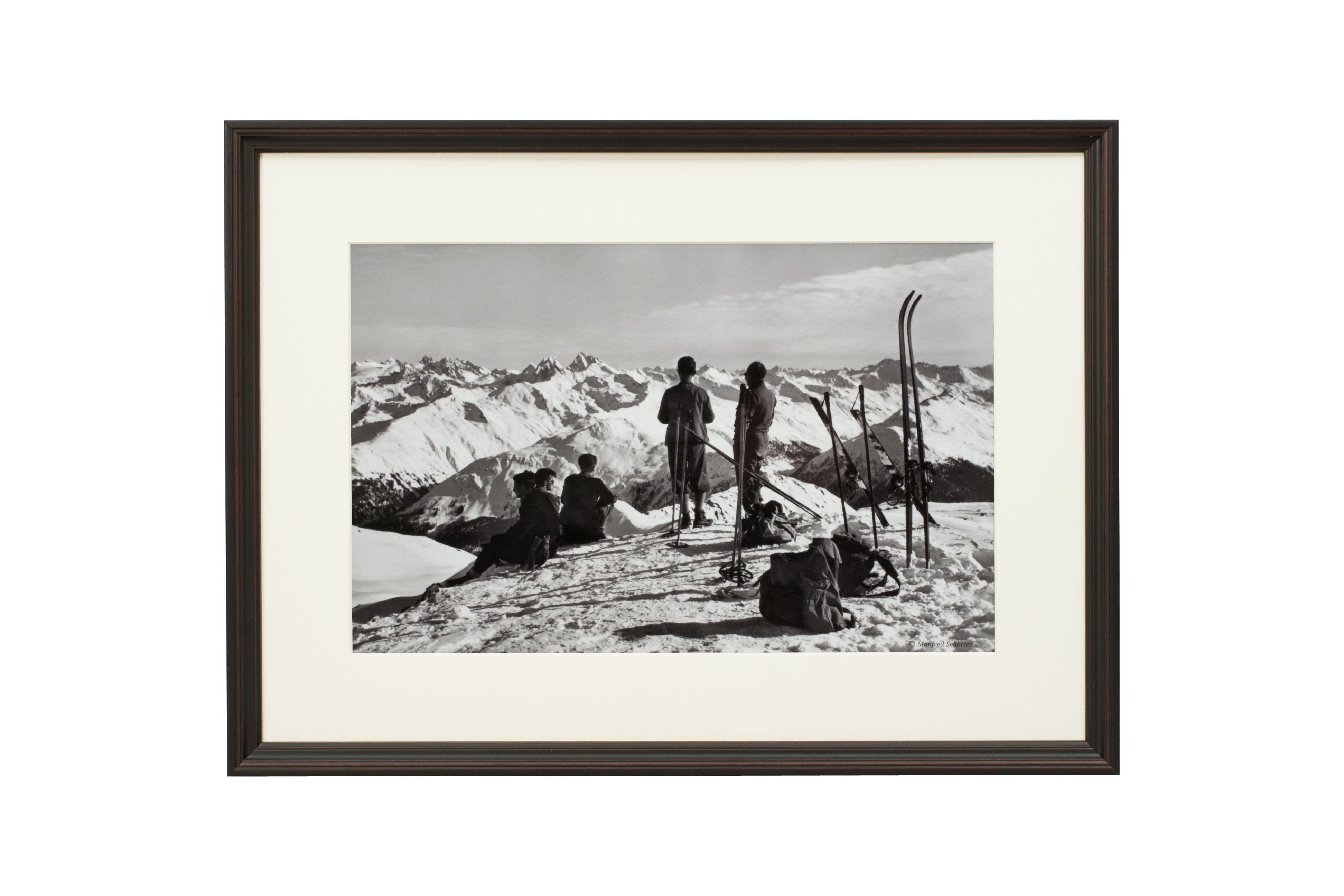 'DAVOS, PARSENN', a modern framed and mounted black and white photographic image after an original 1930s skiing photograph. The frame is a hand coloured reeded wooden black frame. Black & white alpine photos are the perfect addition to any home or