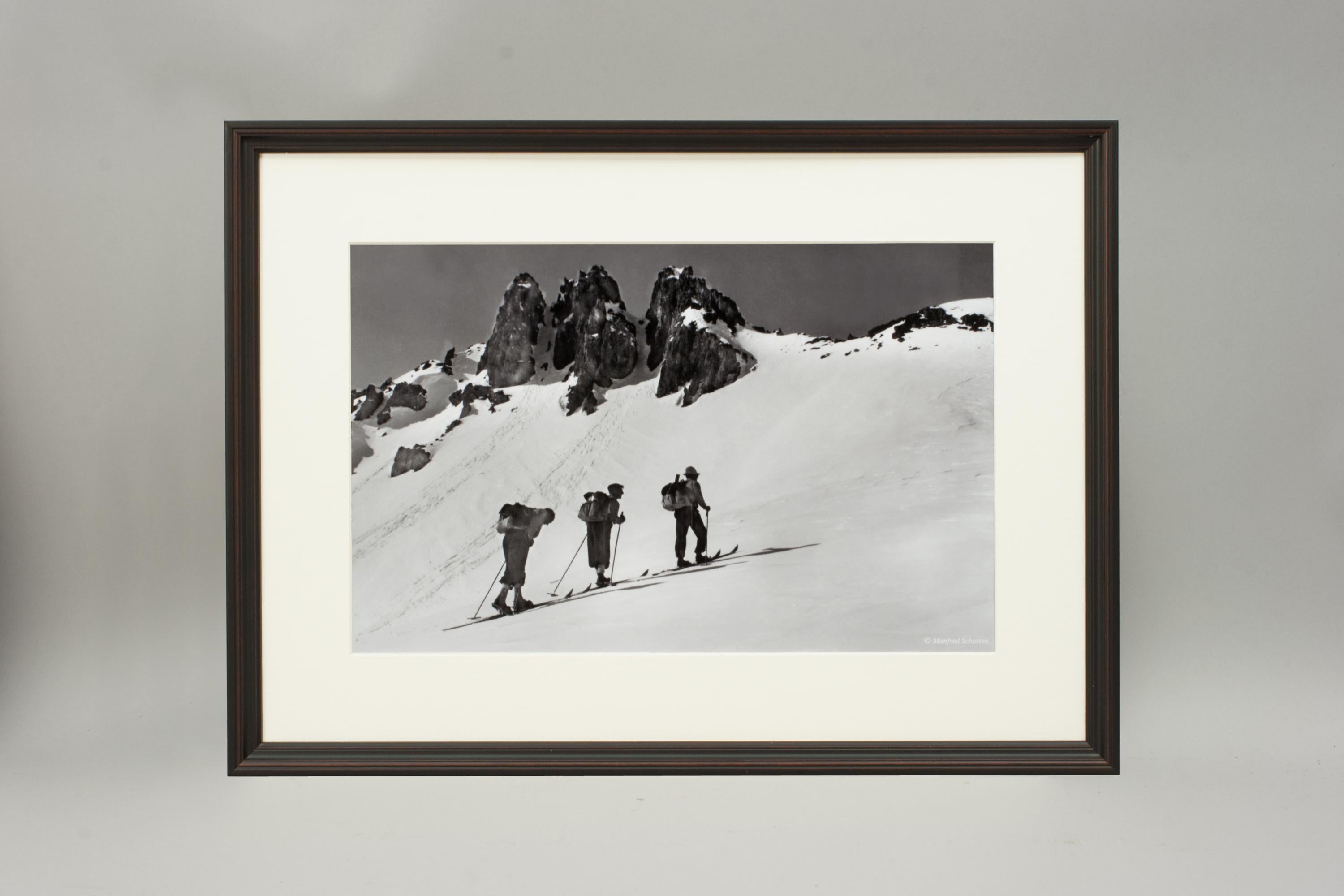 Sporting Art Photographie de ski alpin encadrée de style vintage, « Three Peaks » en vente