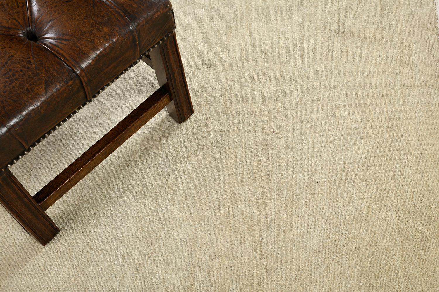 Questa rivisitazione estasiante del tappeto Sultanabad Rugs presenta la tenue tavolozza di grigi ottenuti da una tintura vegetale che affascina la creatività di ogni designer. Il design appassito mette in risalto i dettagli di ogni elemento di