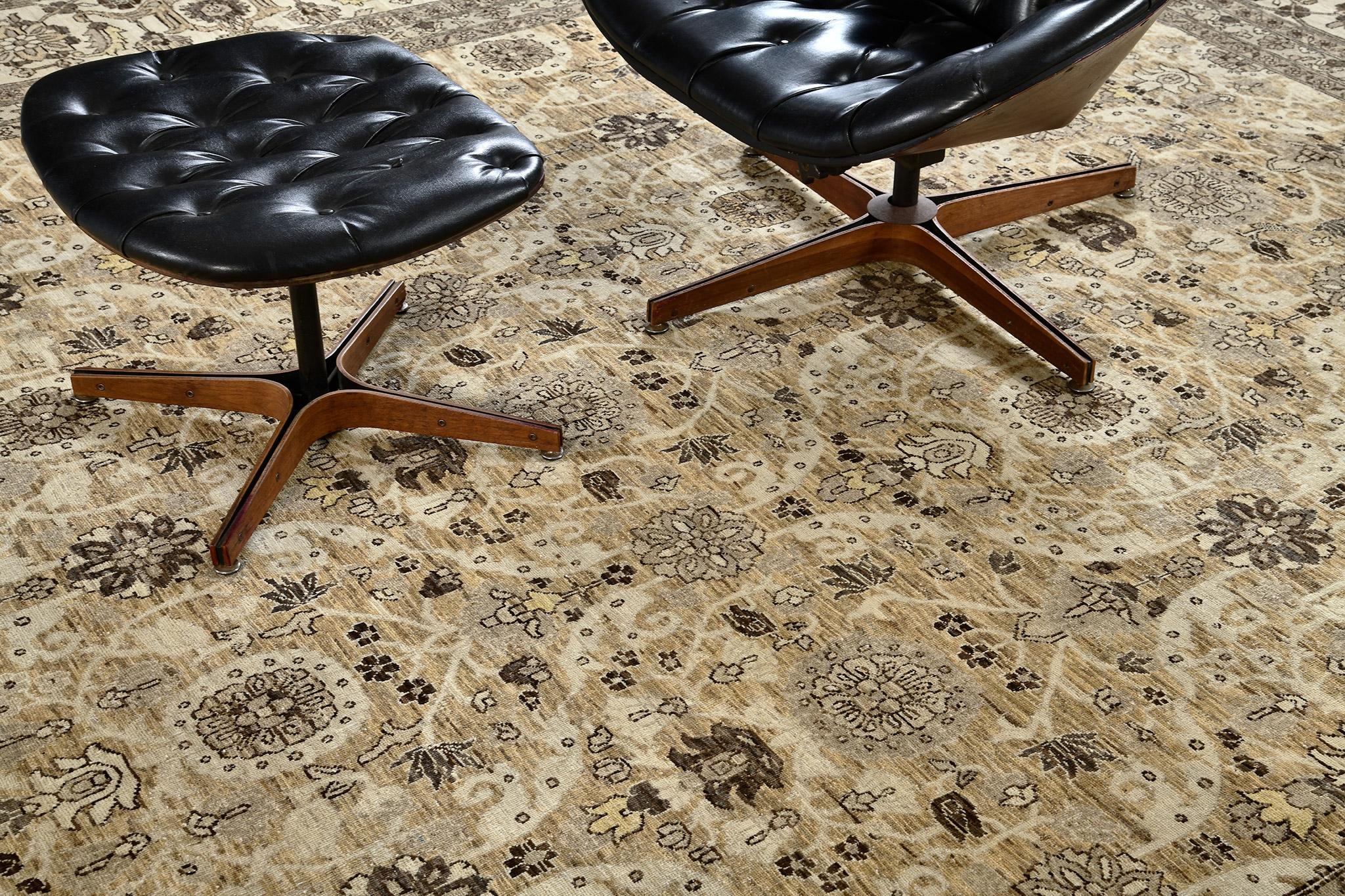 Eine majestätische Wiederbelebung eines handgesponnenen Wollteppichs aus Täbris, der zu Ihrem Interieur passt. Ein bemerkenswertes blumiges, symmetrisches Design, das mit drei verschiedenen Arten von Bordüren und einem durchdachten Farbschema