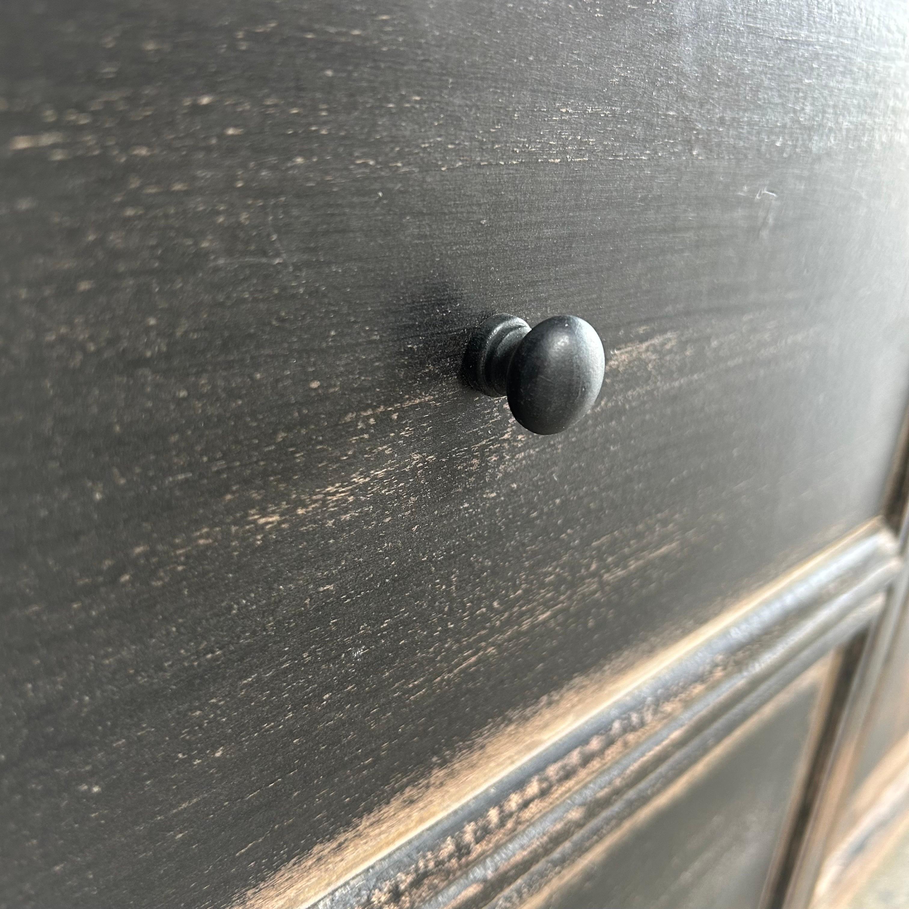 XXI secolo e contemporaneo Credenza in legno di recupero in stile vintage con finitura nera e ossidata in vendita