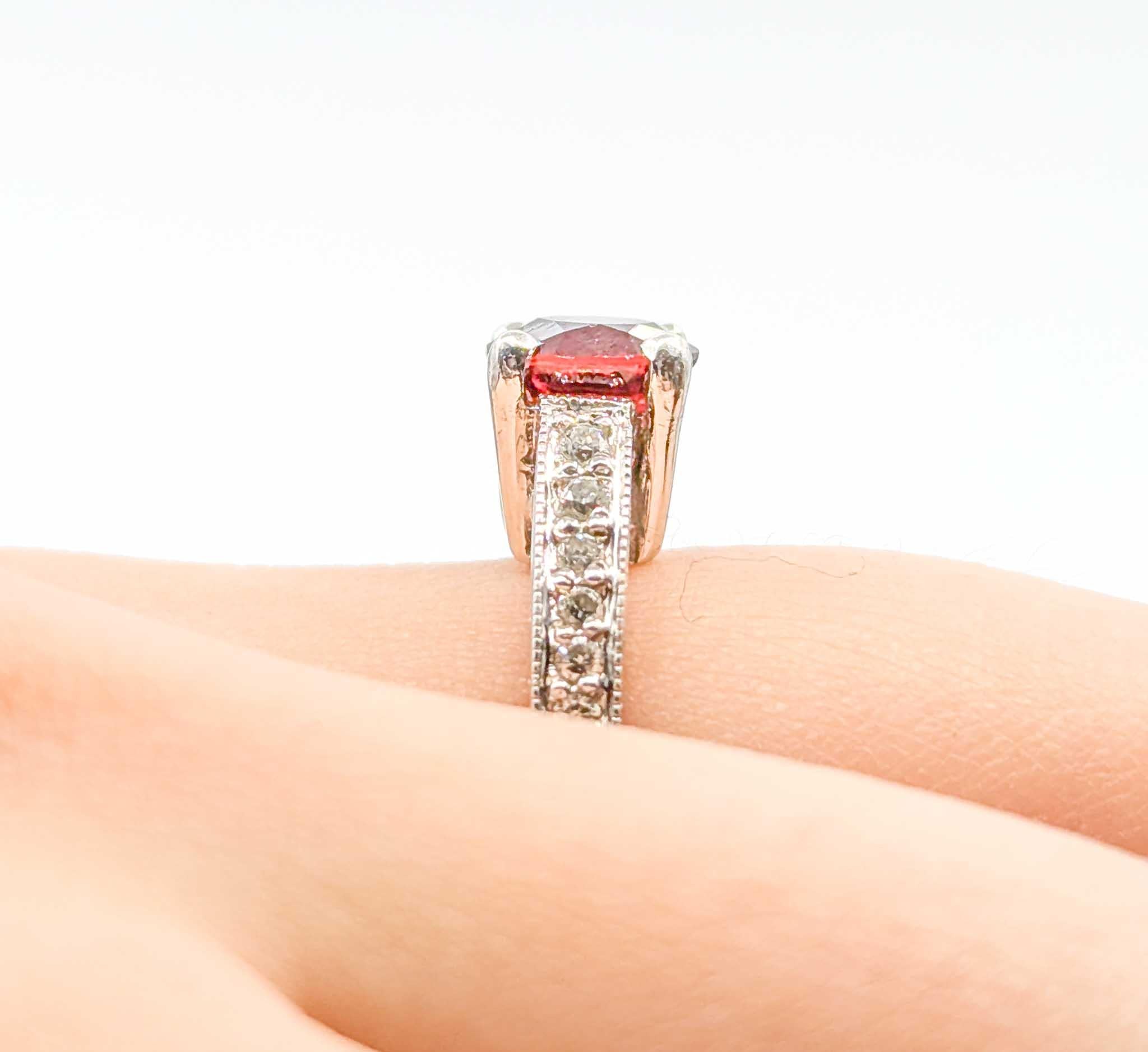 Taille ronde Bague de style vintage en or blanc 14k avec spinelle rouge et diamant en vente