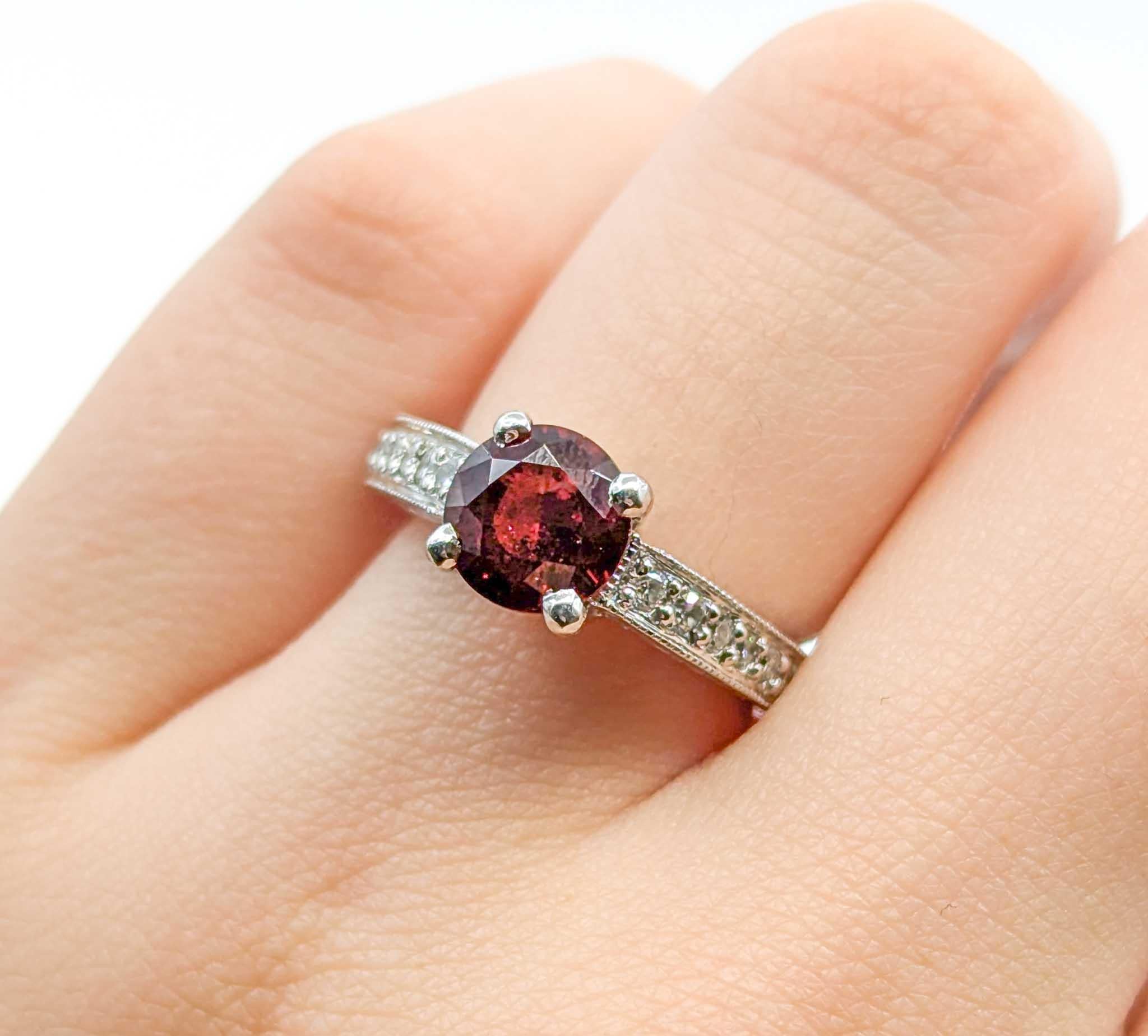 Bague de style vintage en or blanc 14k avec spinelle rouge et diamant Excellent état - En vente à Bloomington, MN
