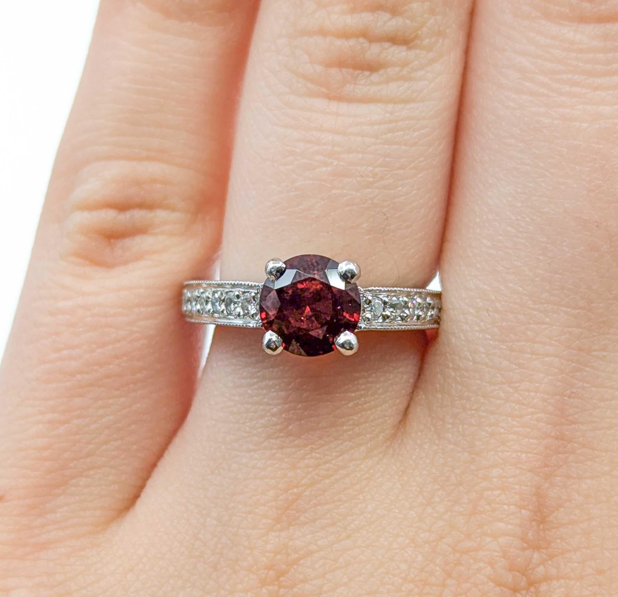 Bague de style vintage en or blanc 14k avec spinelle rouge et diamant Pour femmes en vente