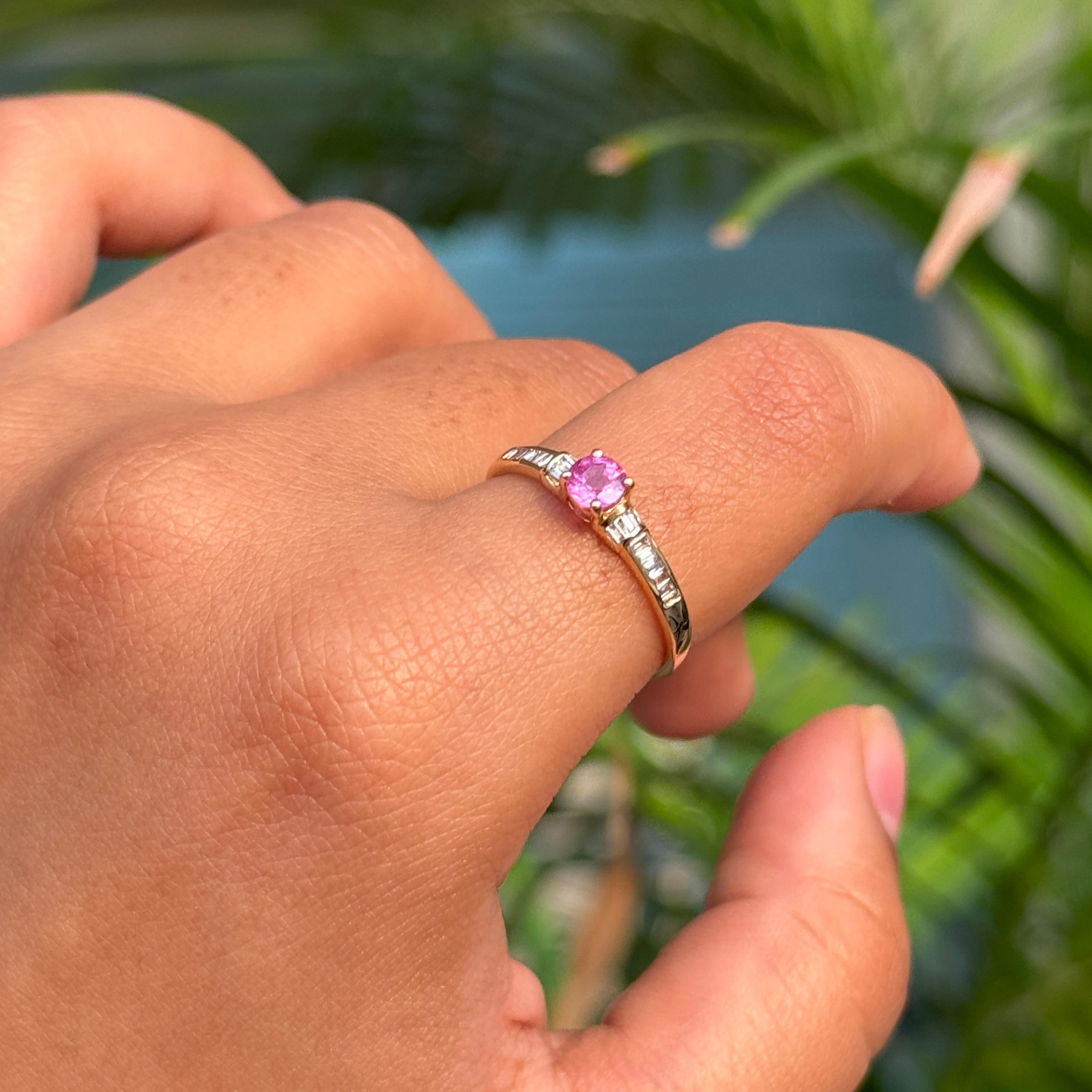 Im Angebot: Vintage-Stil Rundschliff Pink Saphir & Baguette Diamant Ring in 14K Gelbgold () 10