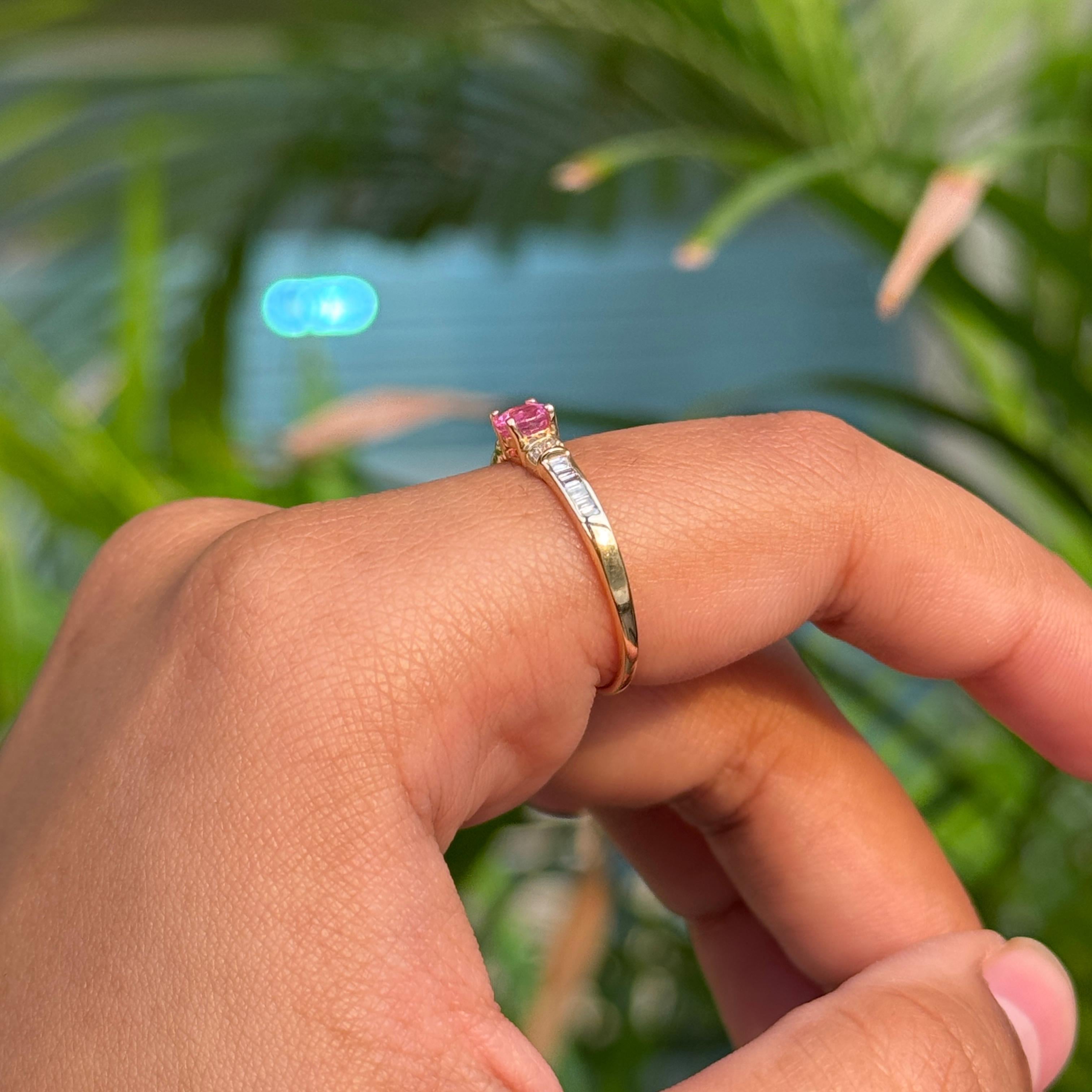 Im Angebot: Vintage-Stil Rundschliff Pink Saphir & Baguette Diamant Ring in 14K Gelbgold () 11